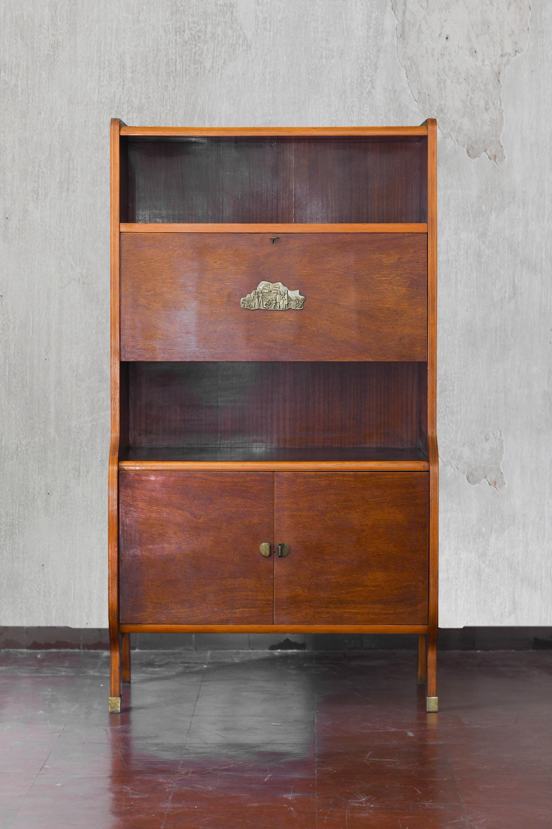 Paar hölzerne Sideboards aus der Mitte des Jahrhunderts mit Messingdetails und Dekorationen im Zustand „Gut“ im Angebot in Roma, RM