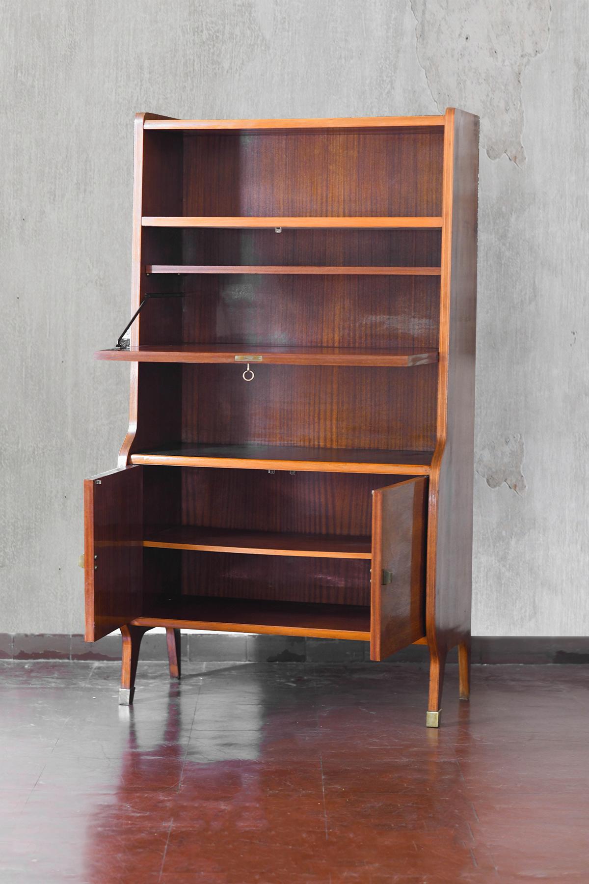Paar hölzerne Sideboards aus der Mitte des Jahrhunderts mit Messingdetails und Dekorationen (20. Jahrhundert) im Angebot