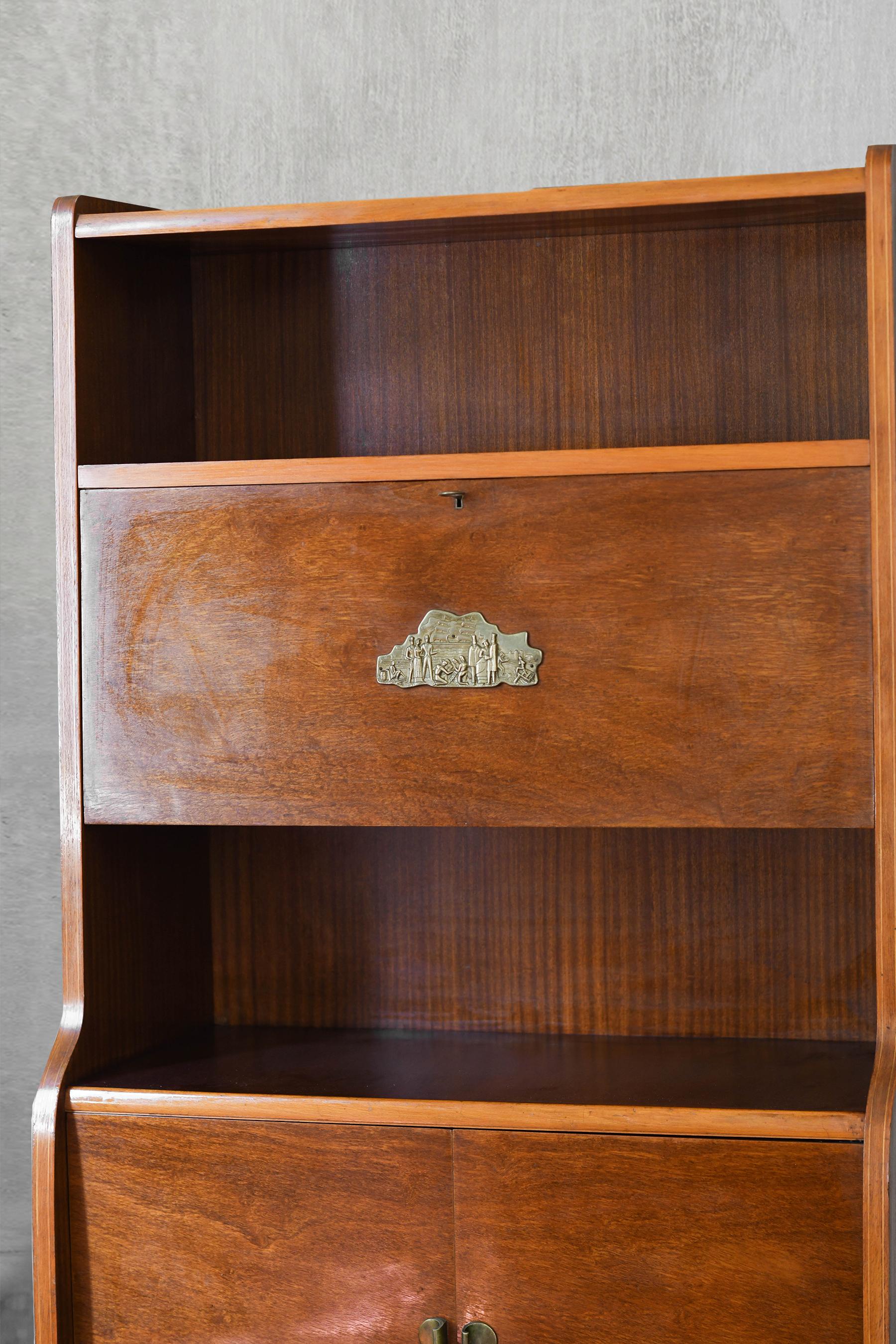 Paar hölzerne Sideboards aus der Mitte des Jahrhunderts mit Messingdetails und Dekorationen im Angebot 2