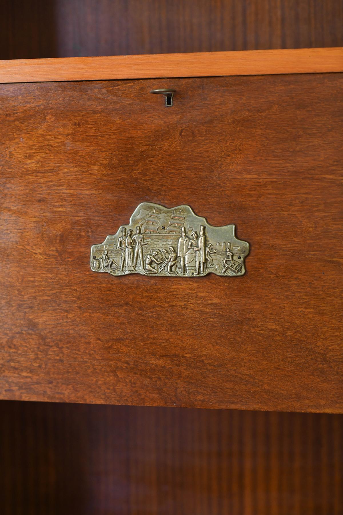 Paar hölzerne Sideboards aus der Mitte des Jahrhunderts mit Messingdetails und Dekorationen im Angebot 3