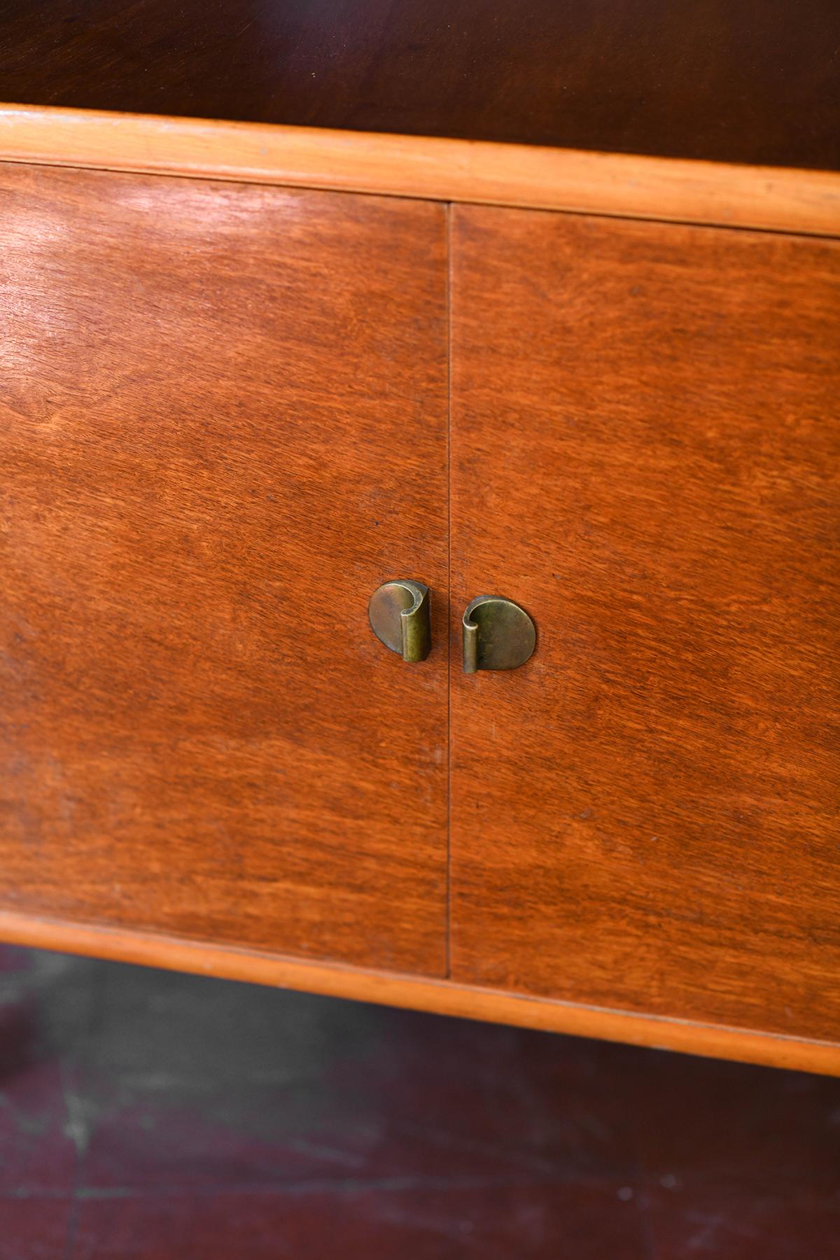 Paar hölzerne Sideboards aus der Mitte des Jahrhunderts mit Messingdetails und Dekorationen im Angebot 4