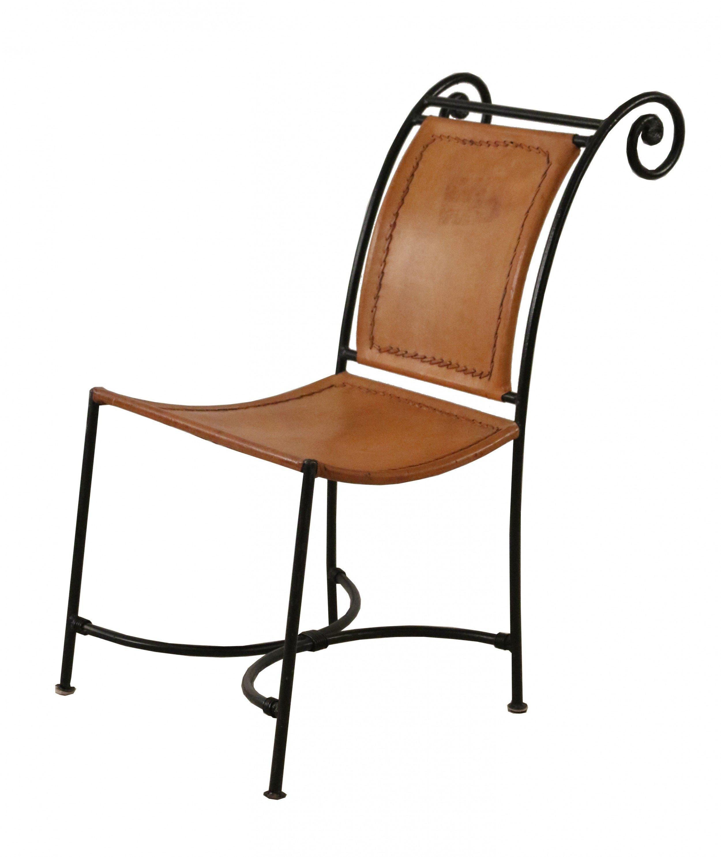 PAIRE de chaises d'appoint du milieu du siècle dernier avec structure en fer forgé, dossier en spirale et assise en cuir marron. (prix par paire).