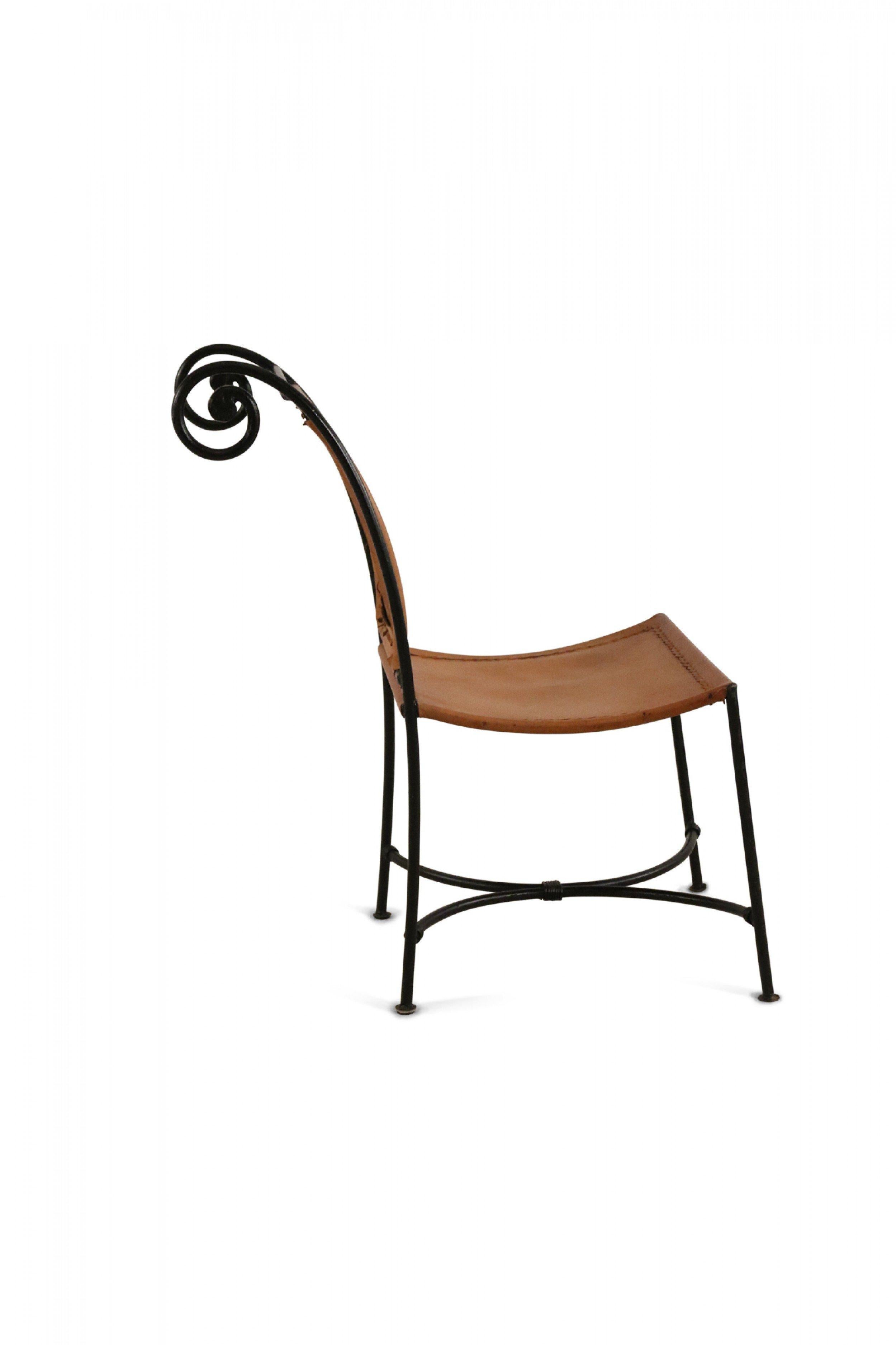 Mid-Century Modern Paire de chaises d'appoint en fer forgé et cuir du milieu du siècle dernier en vente