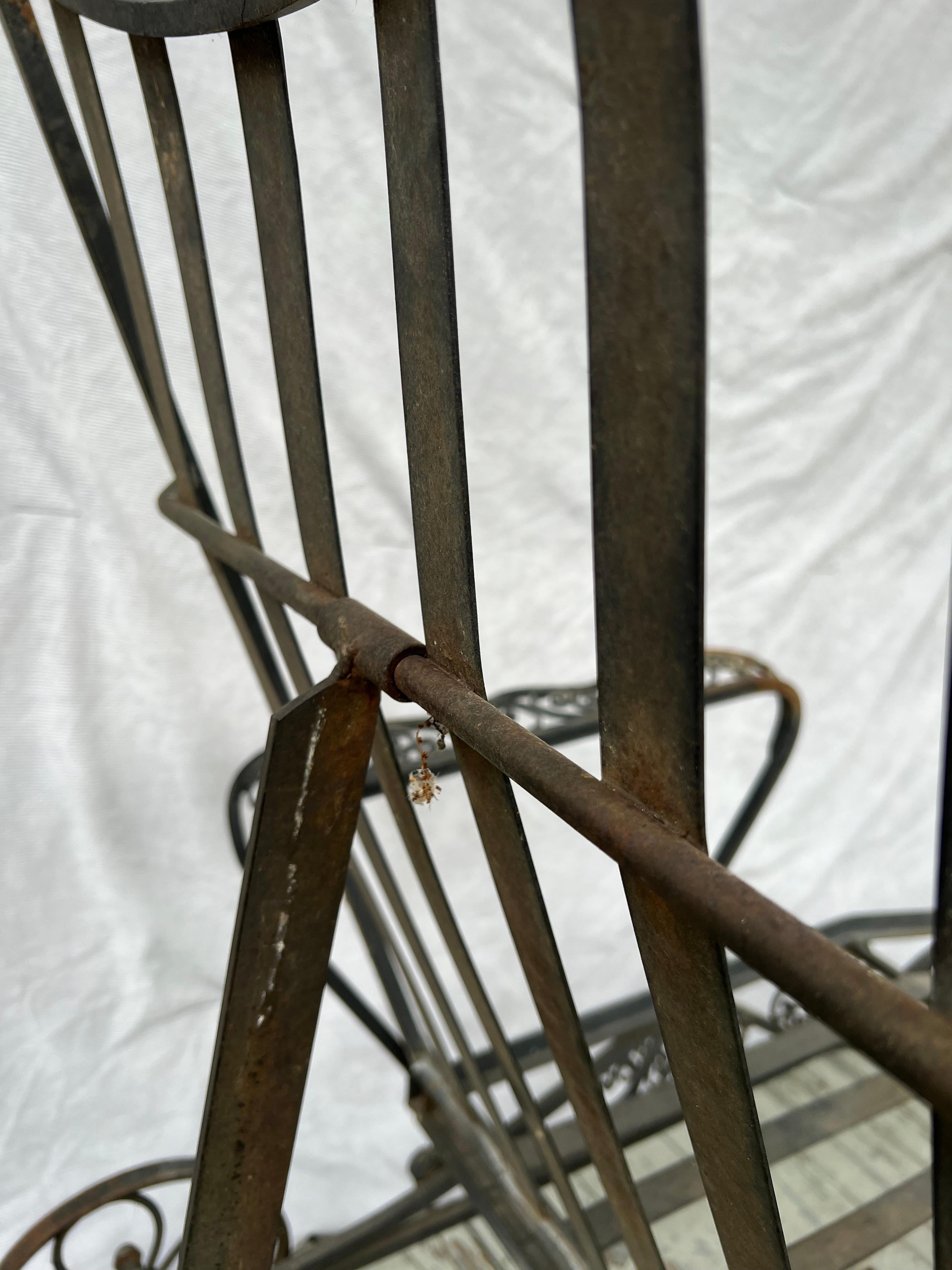 Paire de chaises longues en fer forgé du milieu du siècle dernier  en vente 1
