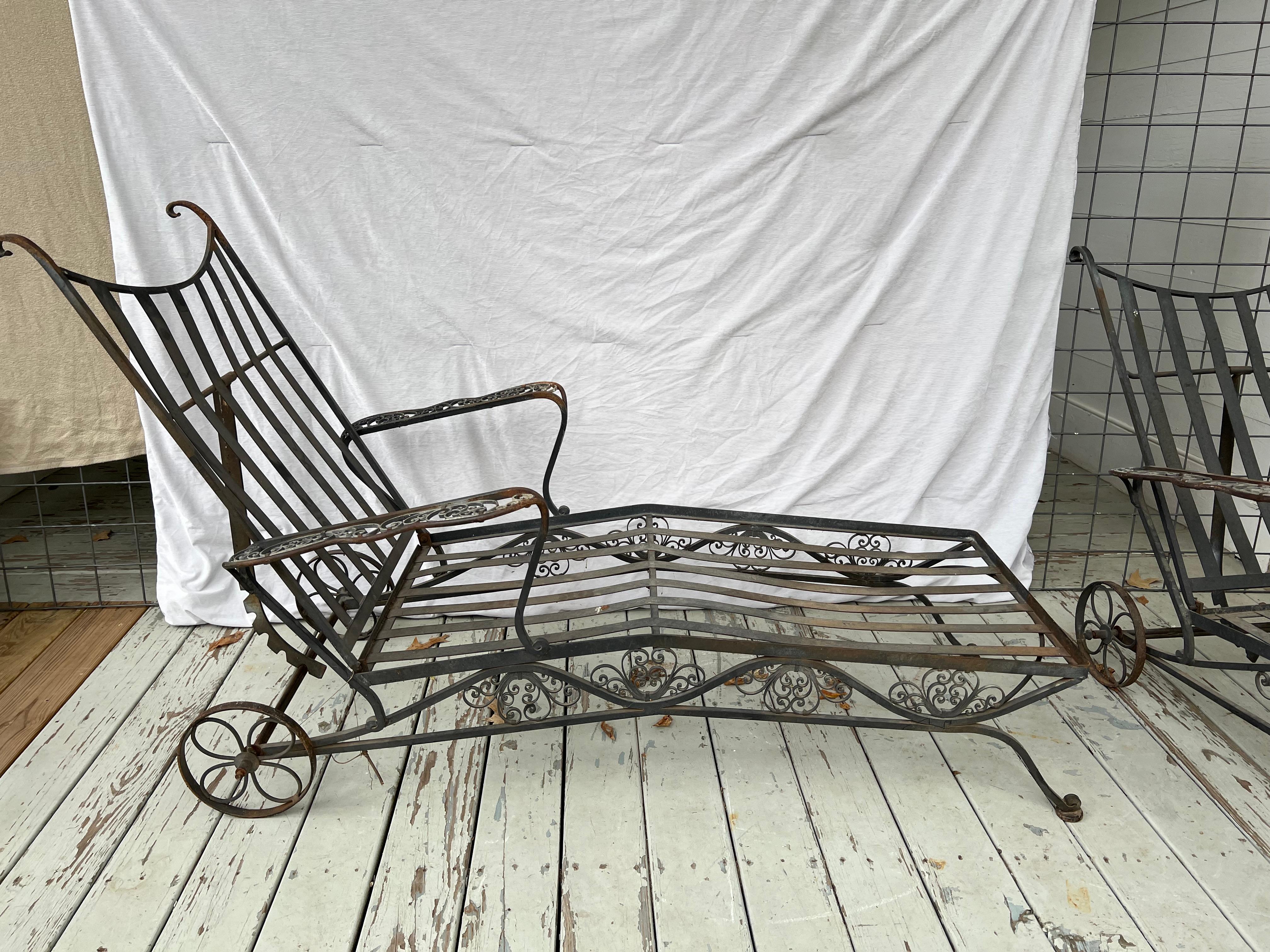 Forgé Paire de chaises longues en fer forgé du milieu du siècle dernier  en vente
