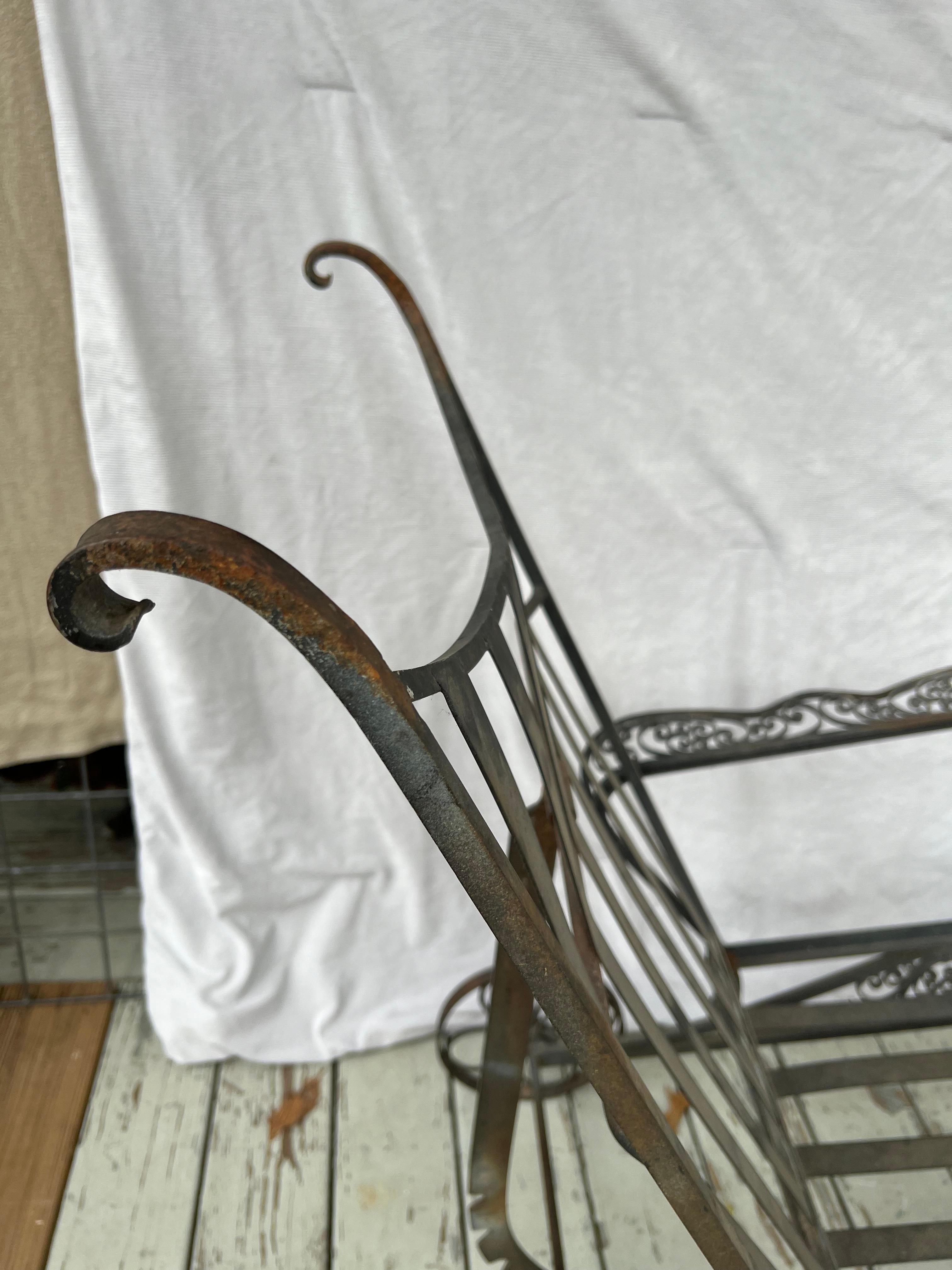 20ième siècle Paire de chaises longues en fer forgé du milieu du siècle dernier  en vente