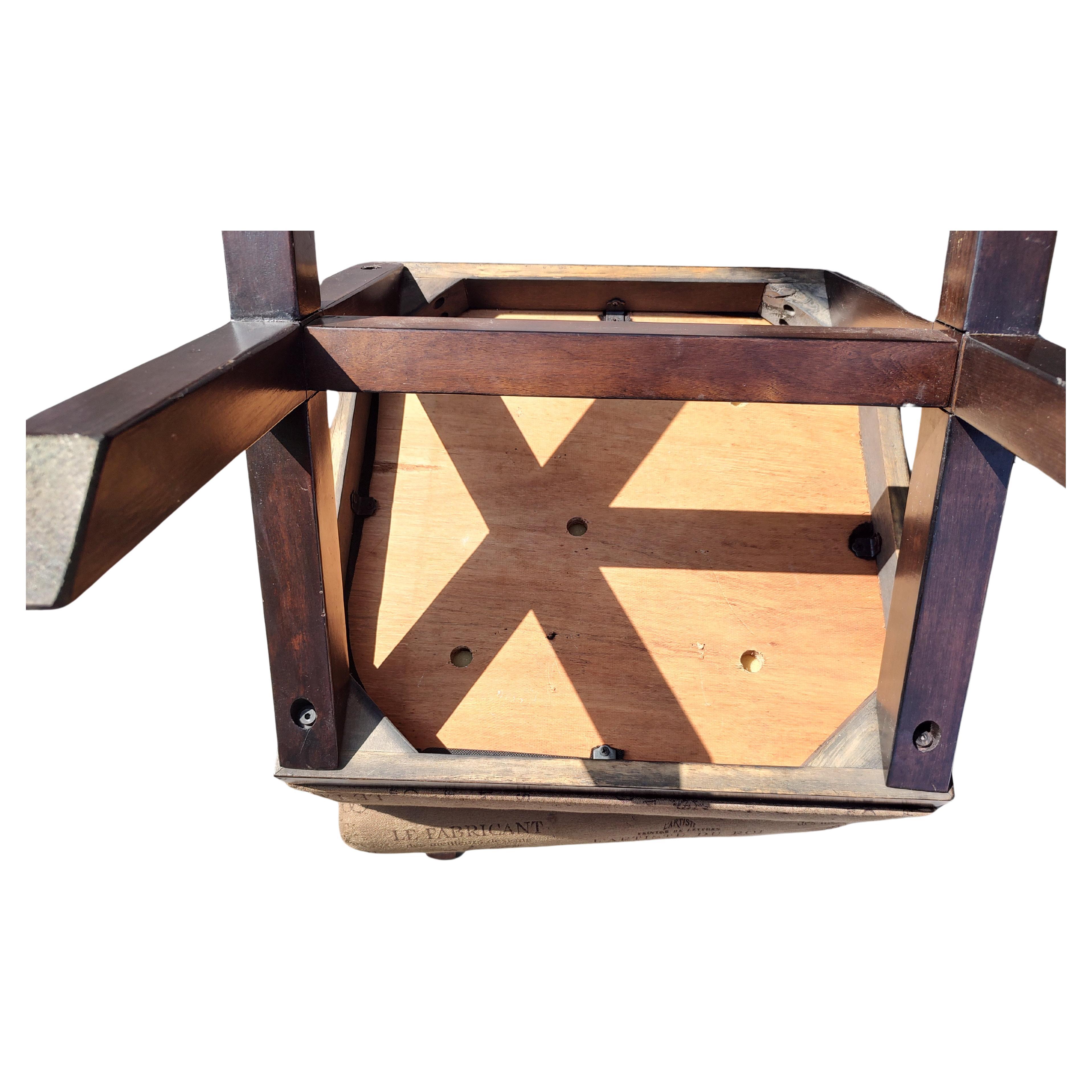 Semplice ed elegante coppia di pouf di metà secolo con stampa di viaggi nel tessuto. X Barella in noce scuro. Bello e aderente, il tessuto è buono. In eccellenti condizioni vintage con un'usura minima. Può essere spedito come pacco postale.