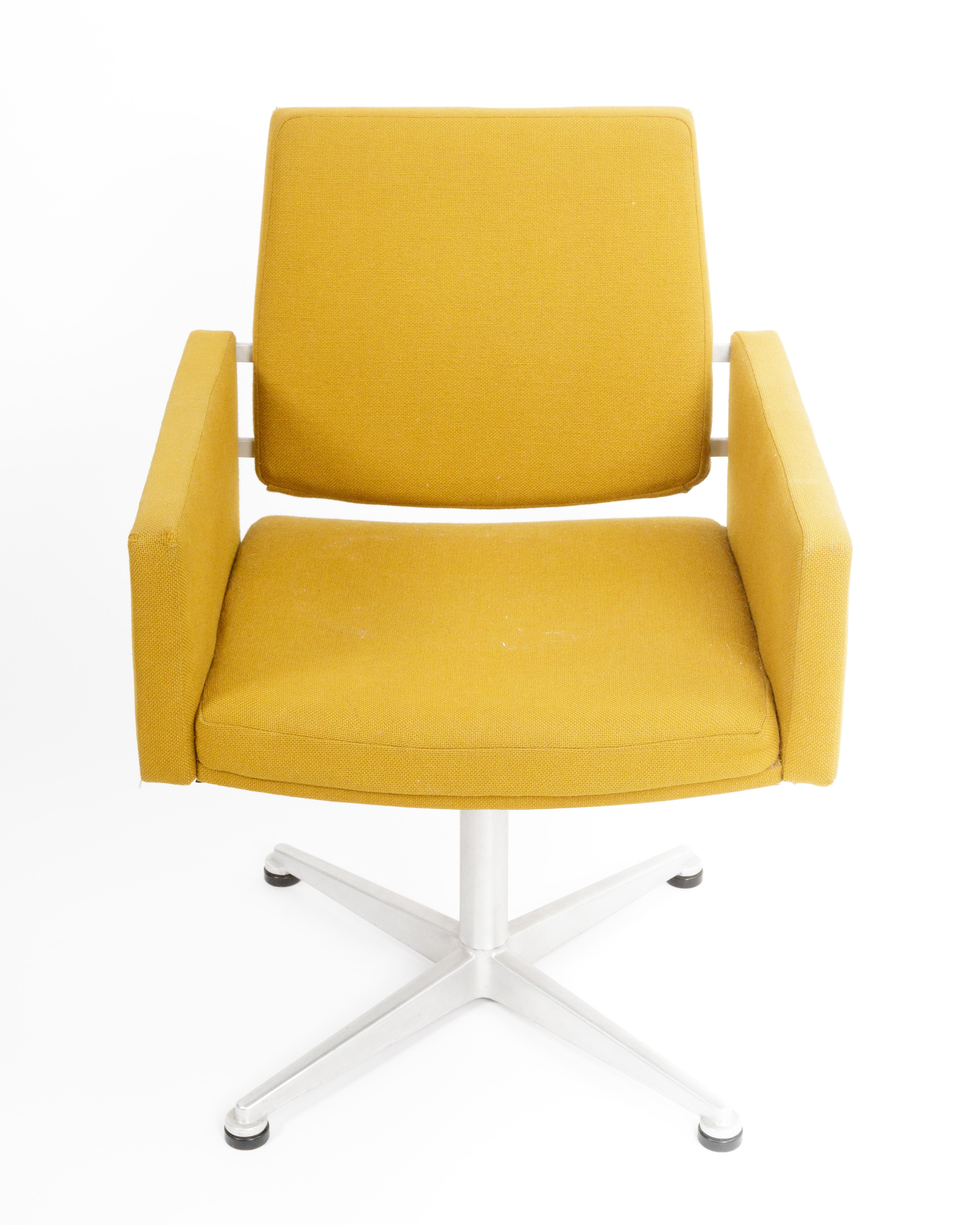 Coppia di sedie girevoli di metà secolo in giallo, imbottite e cromate, con base a stella smaltata in bianco. 