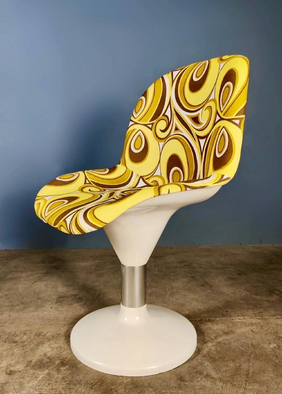 Pair Of Mid Century Yellow & White Retro Lounge Dining Chairs Vintage MCM In Excellent Condition For Sale In Cambridge, GB