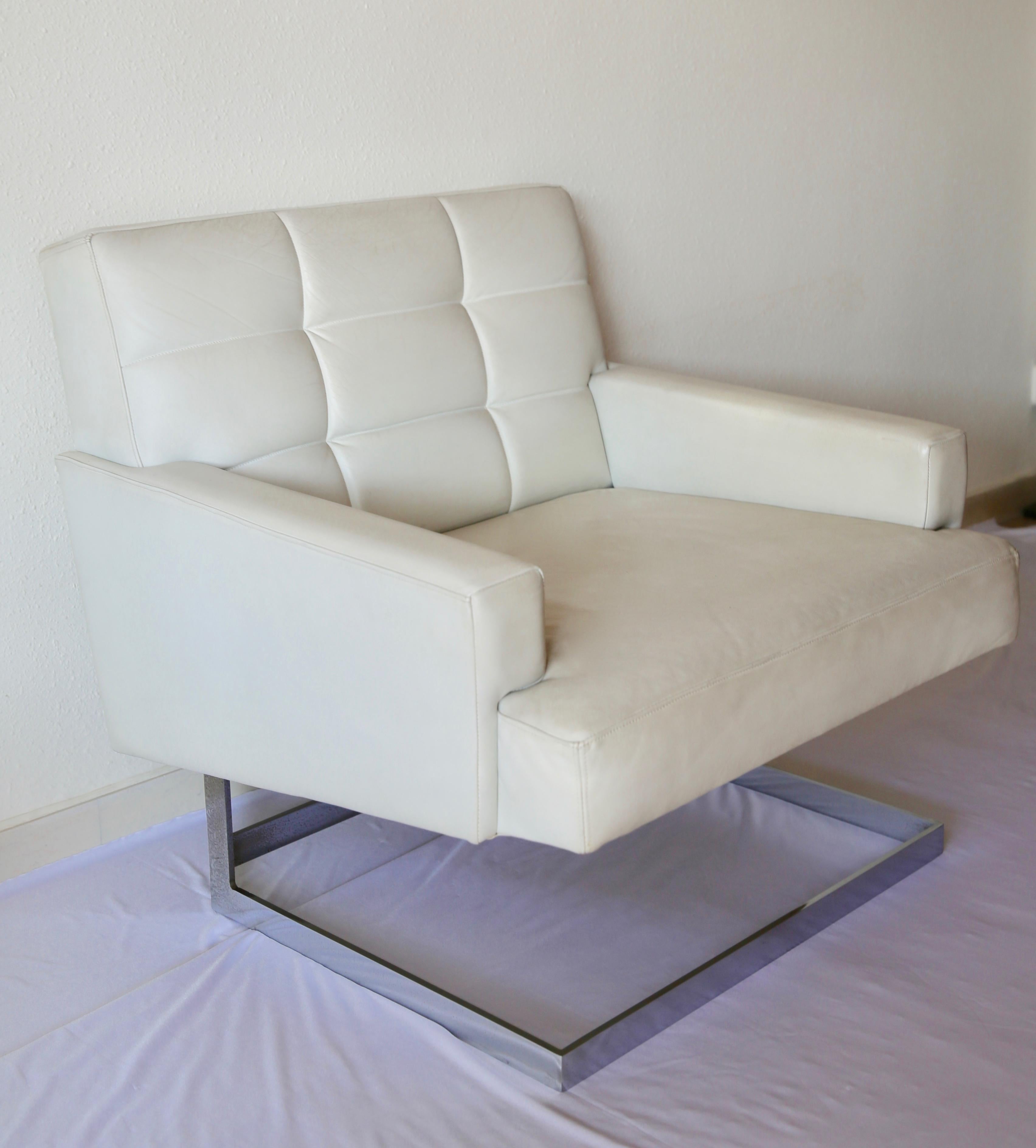 Pair of mid-modern lounge armchairs in top quality plain white leather that acquired a beautiful age patina.
Great antique condition.
Very comfortable.
  