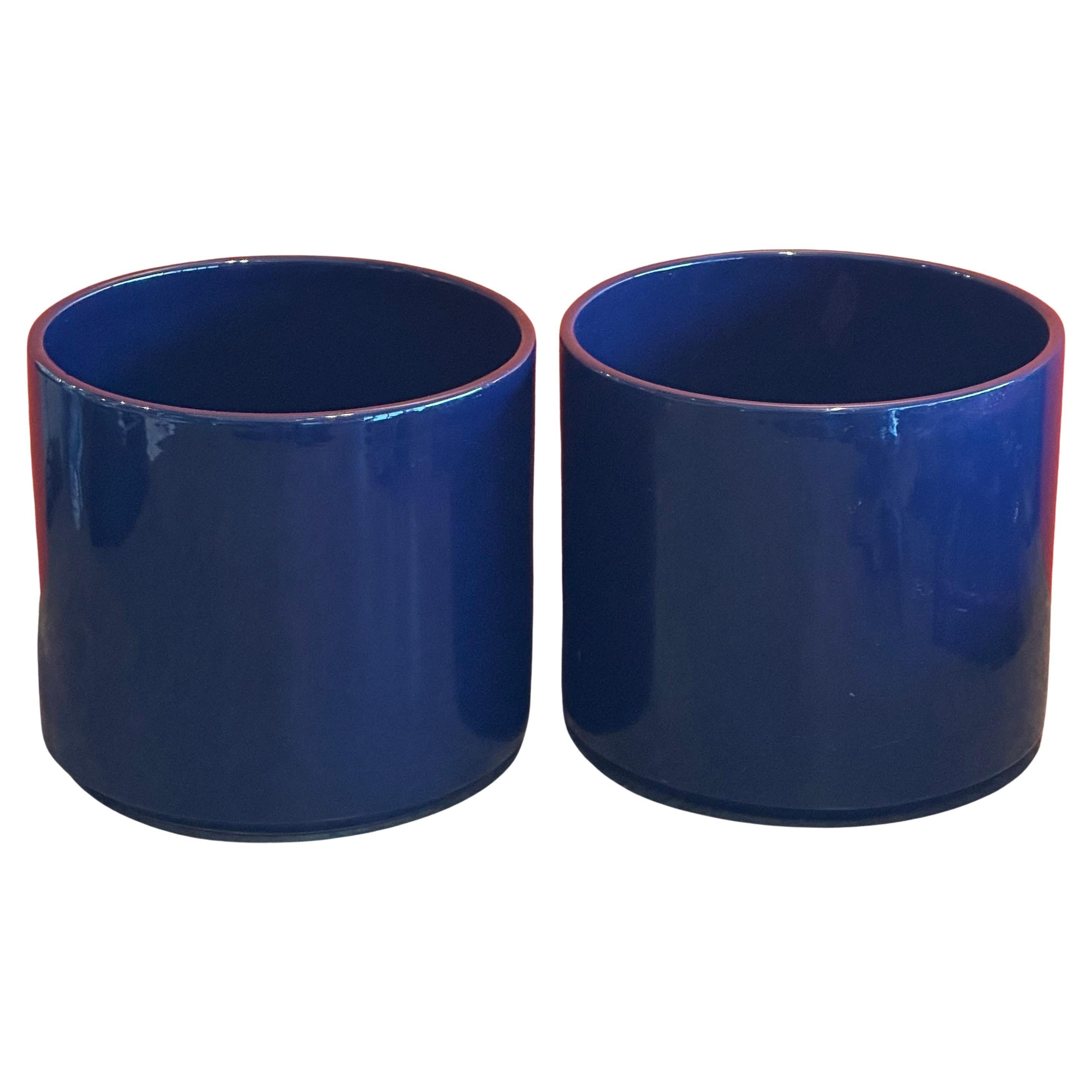 Pair of mid-size California design MCM ceramic planters by Gainey of LaVerne, California, circa 1990s. The planters are in very good vintage condition with no chips or cracks and measures 10