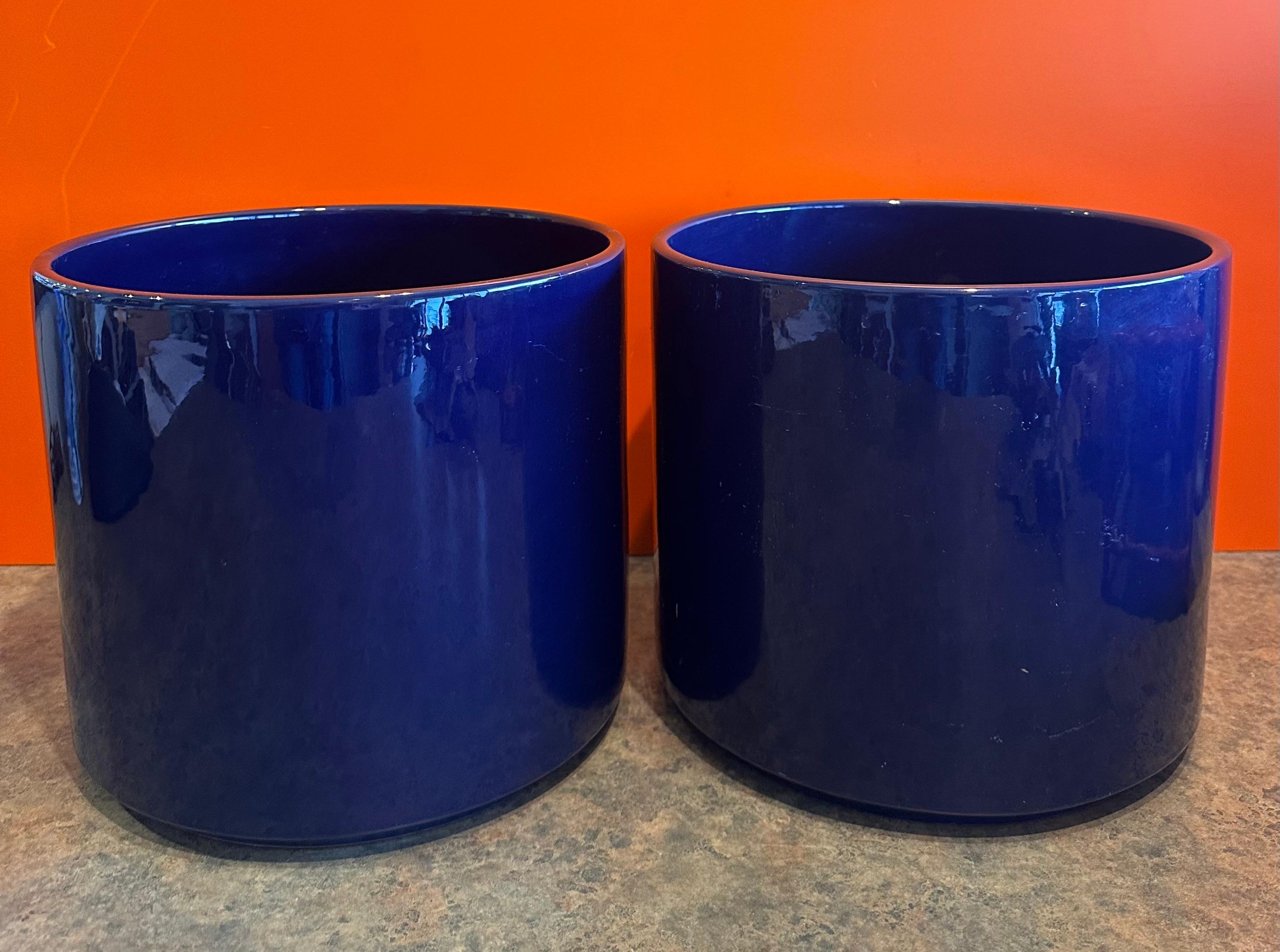 Pair of Mid-Size California Design MCM Ceramic Planters by Gainey In Good Condition For Sale In San Diego, CA