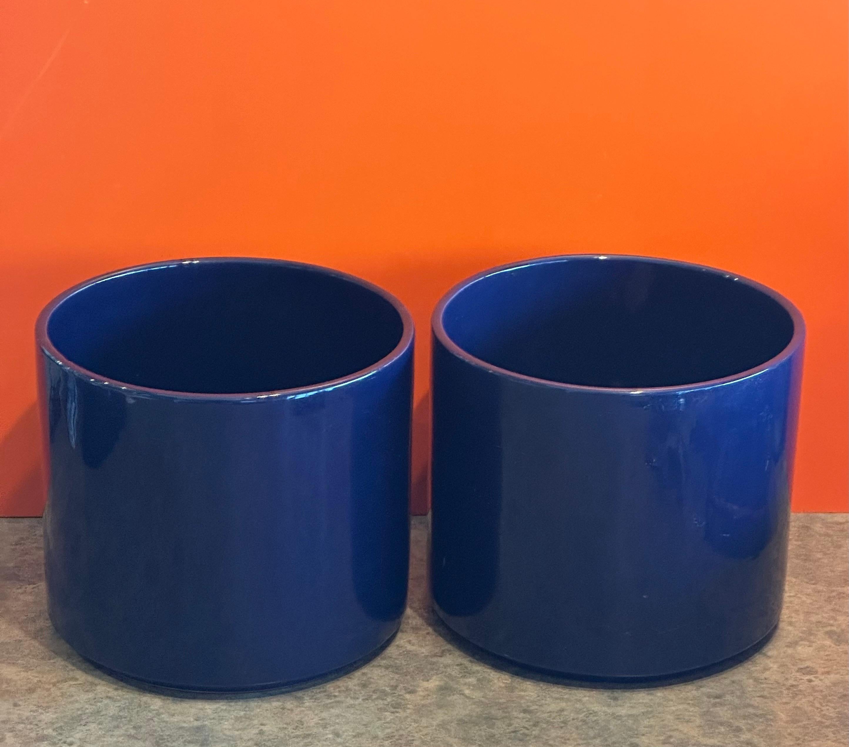 20th Century Pair of Mid-Size California Design MCM Ceramic Planters by Gainey For Sale