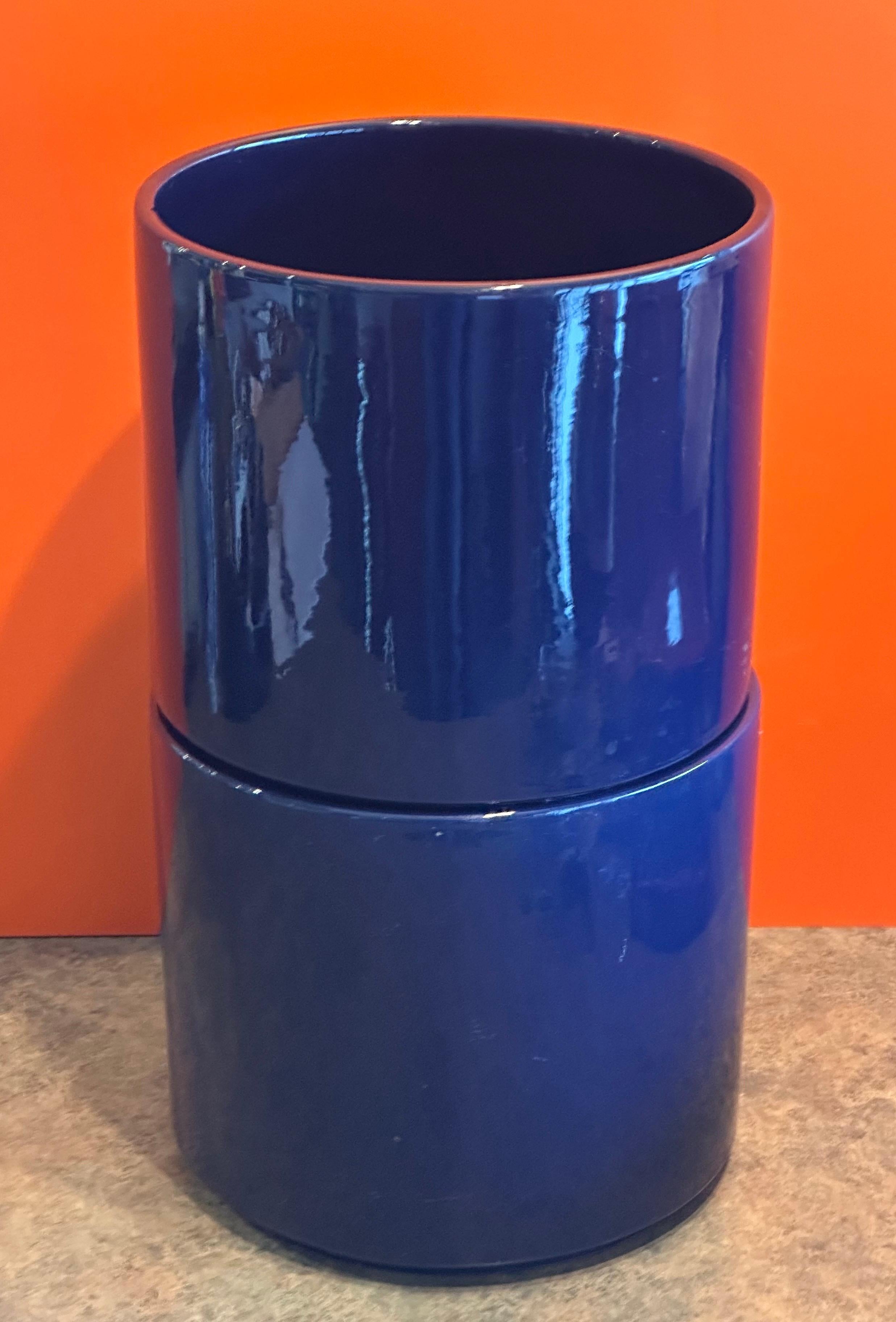 Pair of Mid-Size California Design MCM Ceramic Planters by Gainey For Sale 1