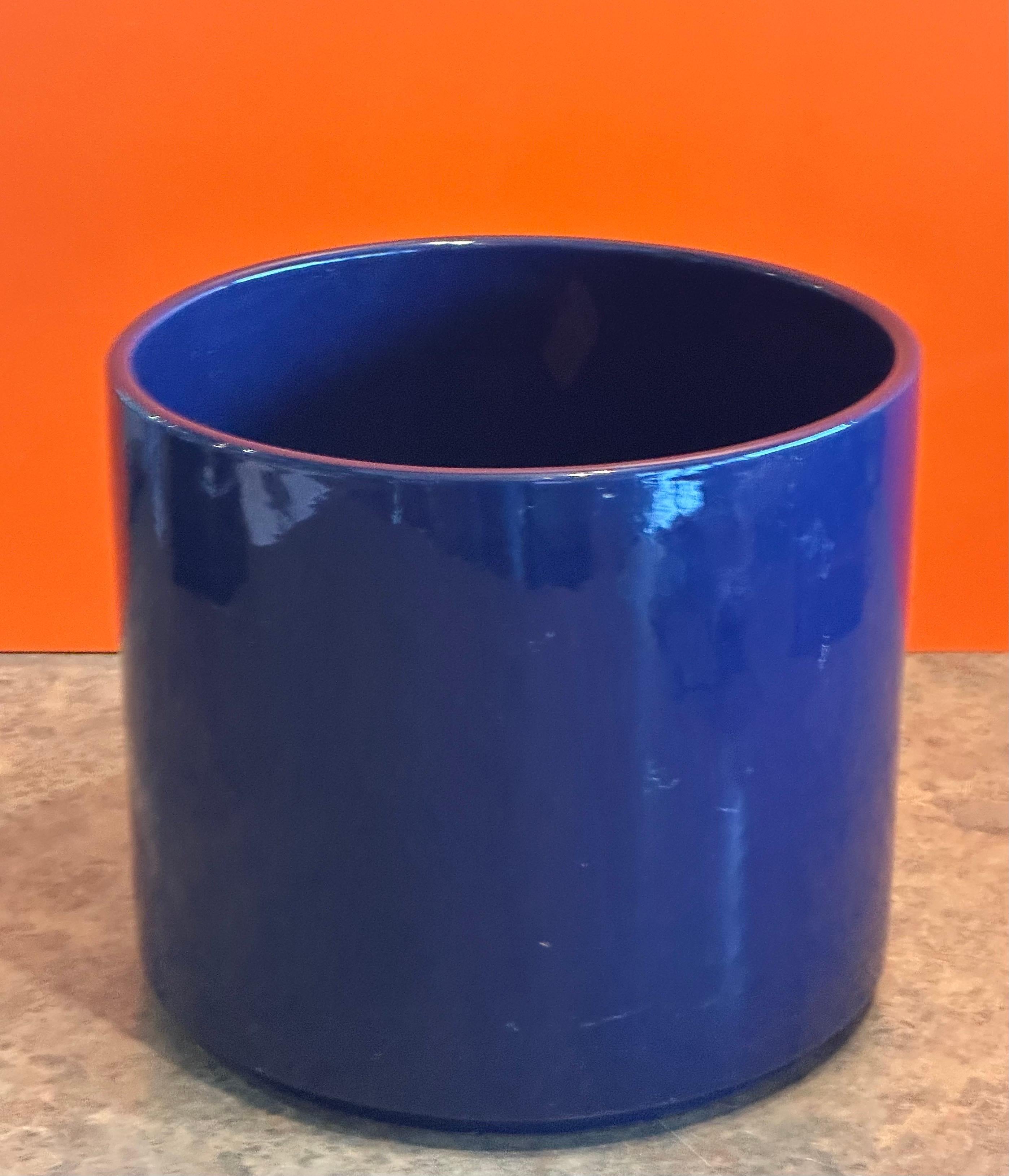 Pair of Mid-Size California Design MCM Ceramic Planters by Gainey For Sale 2