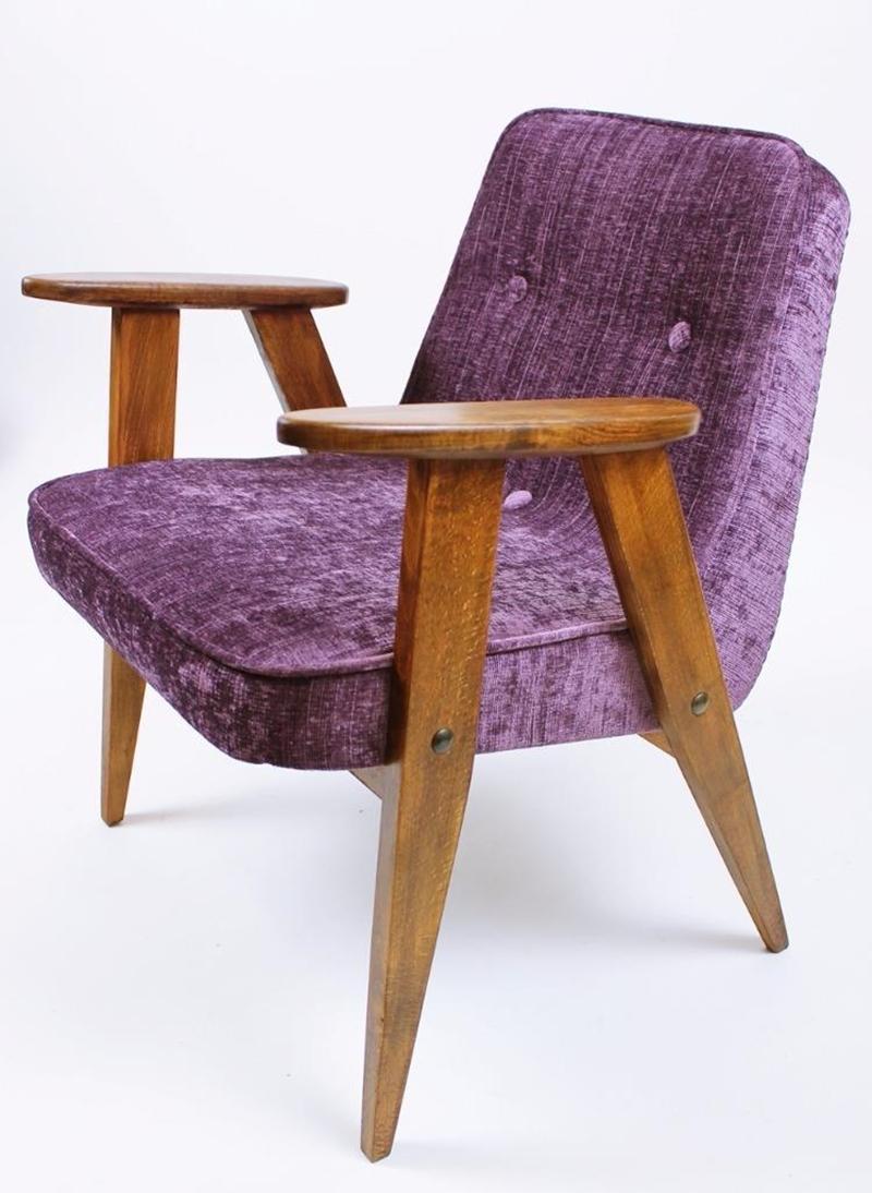 This polish model 366 armchair, dating from the 1960s, was designed by Józef Chierowski. This armchair presents a design of great simplicity with its four compass feet in beech. It is upholstered in a purple chenille. The piece was designed after