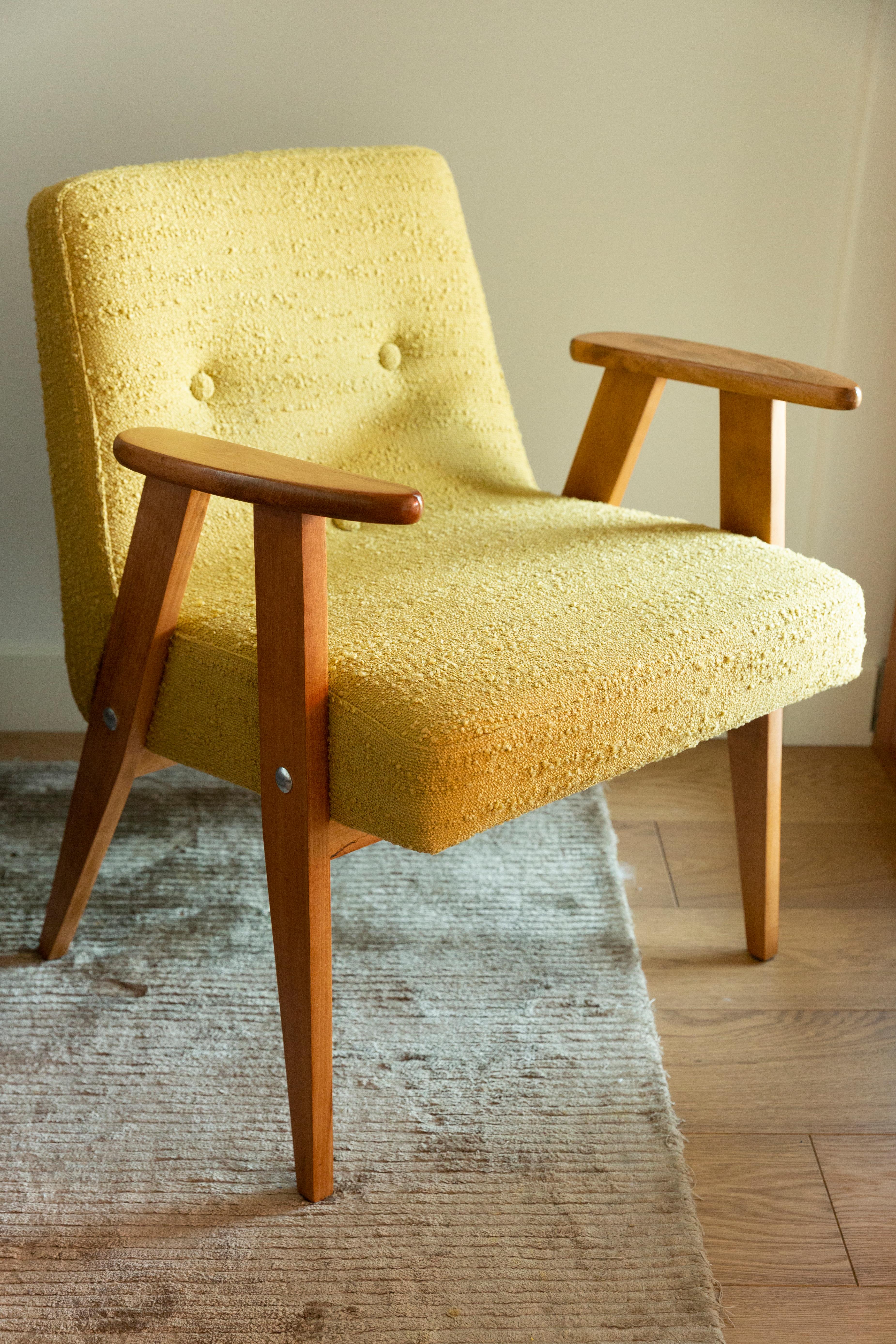Le fauteuil 366 est une icône du design polonais de la période PRL.

Le célèbre fauteuil a été conçu en 1962 par l'architecte d'intérieur et designer de meubles polonais Jozef Marian Chierowski. Fabriqué dans l'usine de meubles de Basse-Silésie à