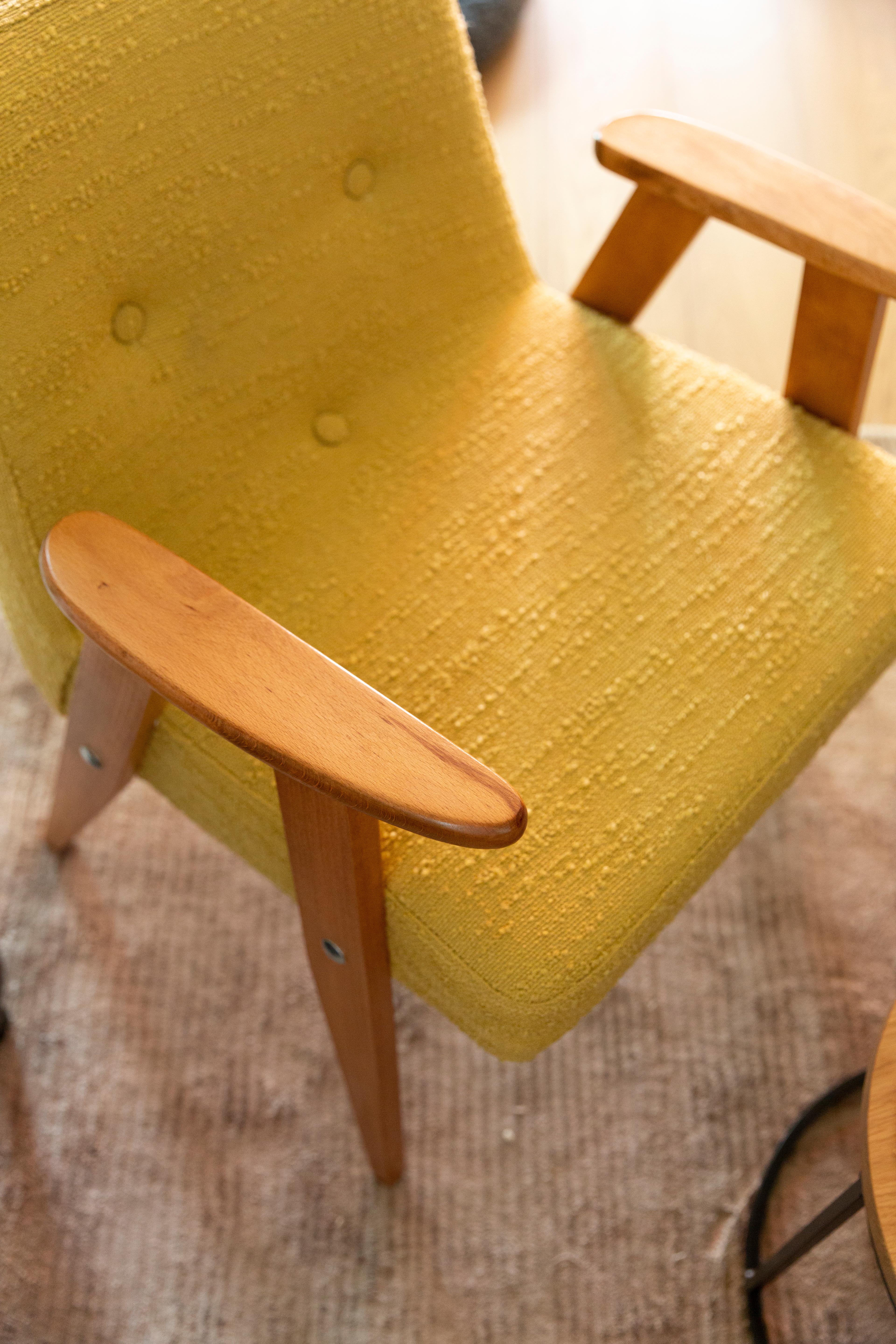 Mid-Century Modern Paire de fauteuils club 366 du milieu du siècle dernier en tissu bouclé jaune, Europe, années 1960 en vente