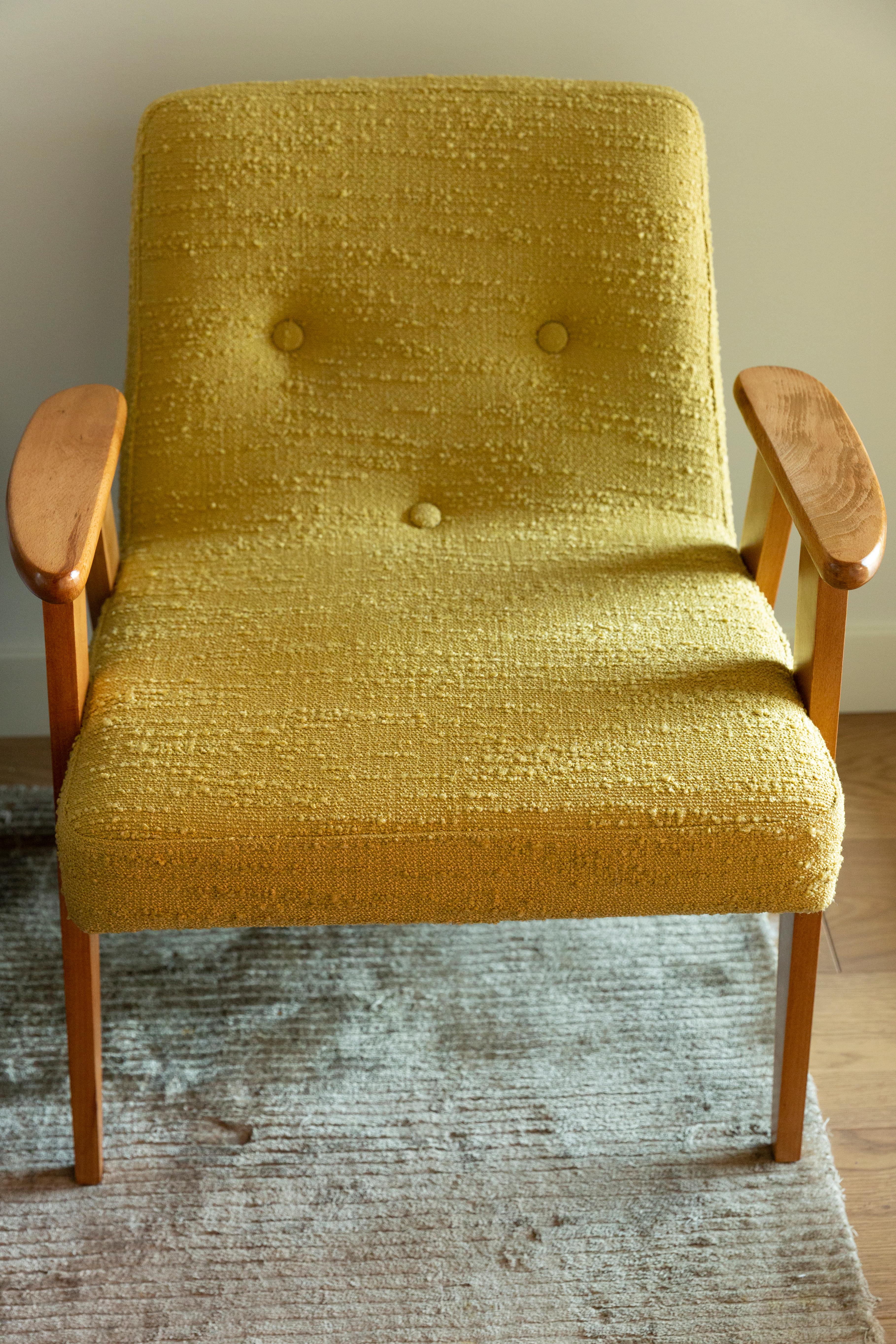 Textile Paire de fauteuils club 366 du milieu du siècle dernier en tissu bouclé jaune, Europe, années 1960 en vente