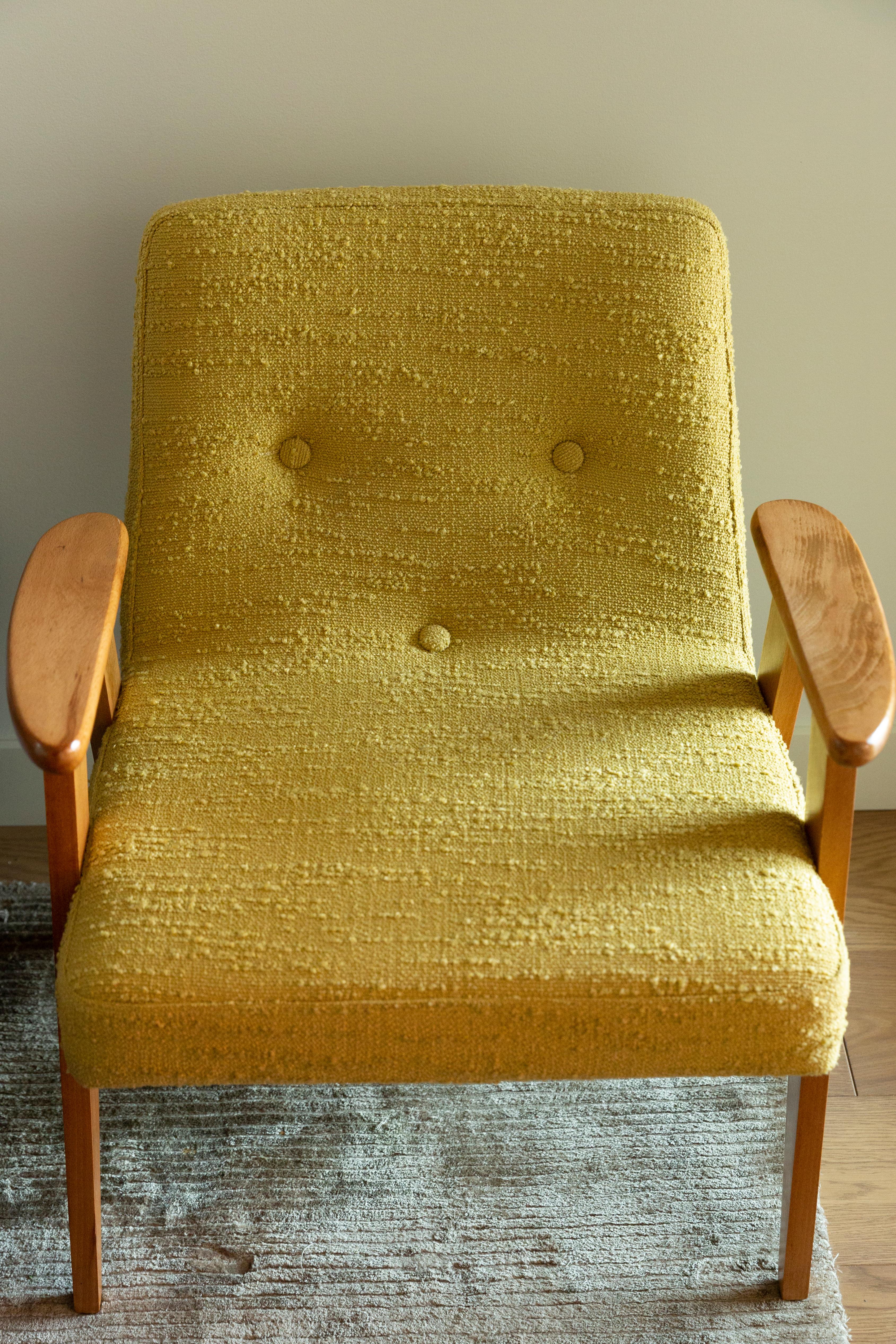 Pair of Midcentury 366 Club Armchairs in Yellow Boucle, Europe, 1960s For Sale 1