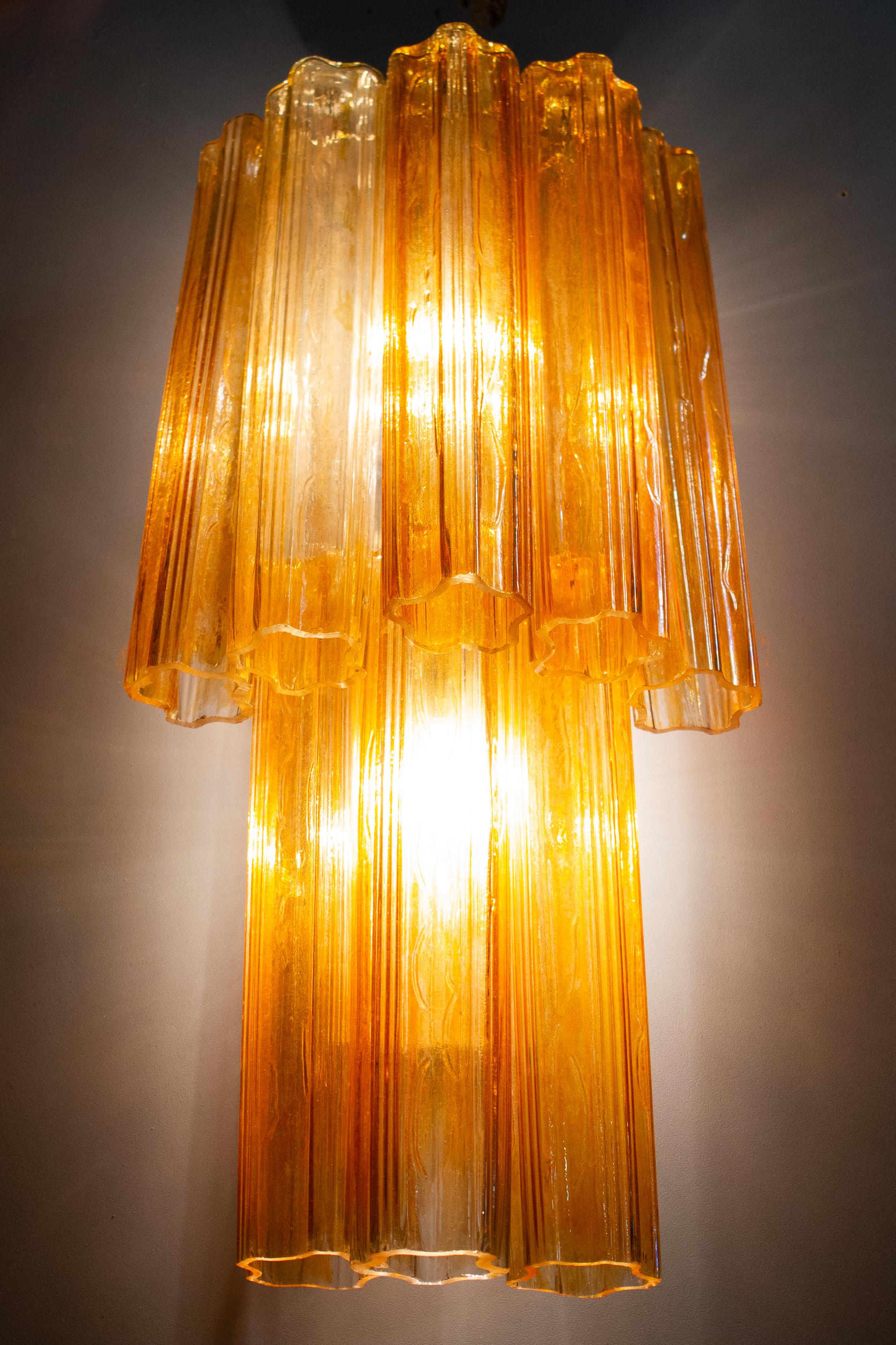 Paire d'appliques en verre de Murano ambré et transparent du milieu du siècle dernier en vente 3
