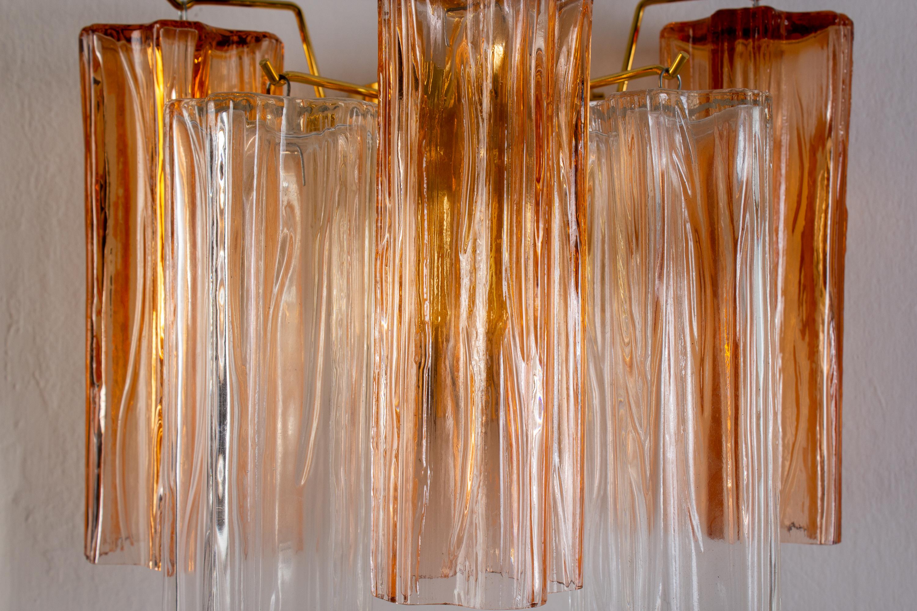 Une paire de scones avec des verres précieux de Murano de couleur claire et ambrée. Chaque applique comprend cinq éléments en verre soufflé.
Deux ampoules E 14. Excellent état vintage, les lunettes sont parfaites.
Disponible en deux paires. et le