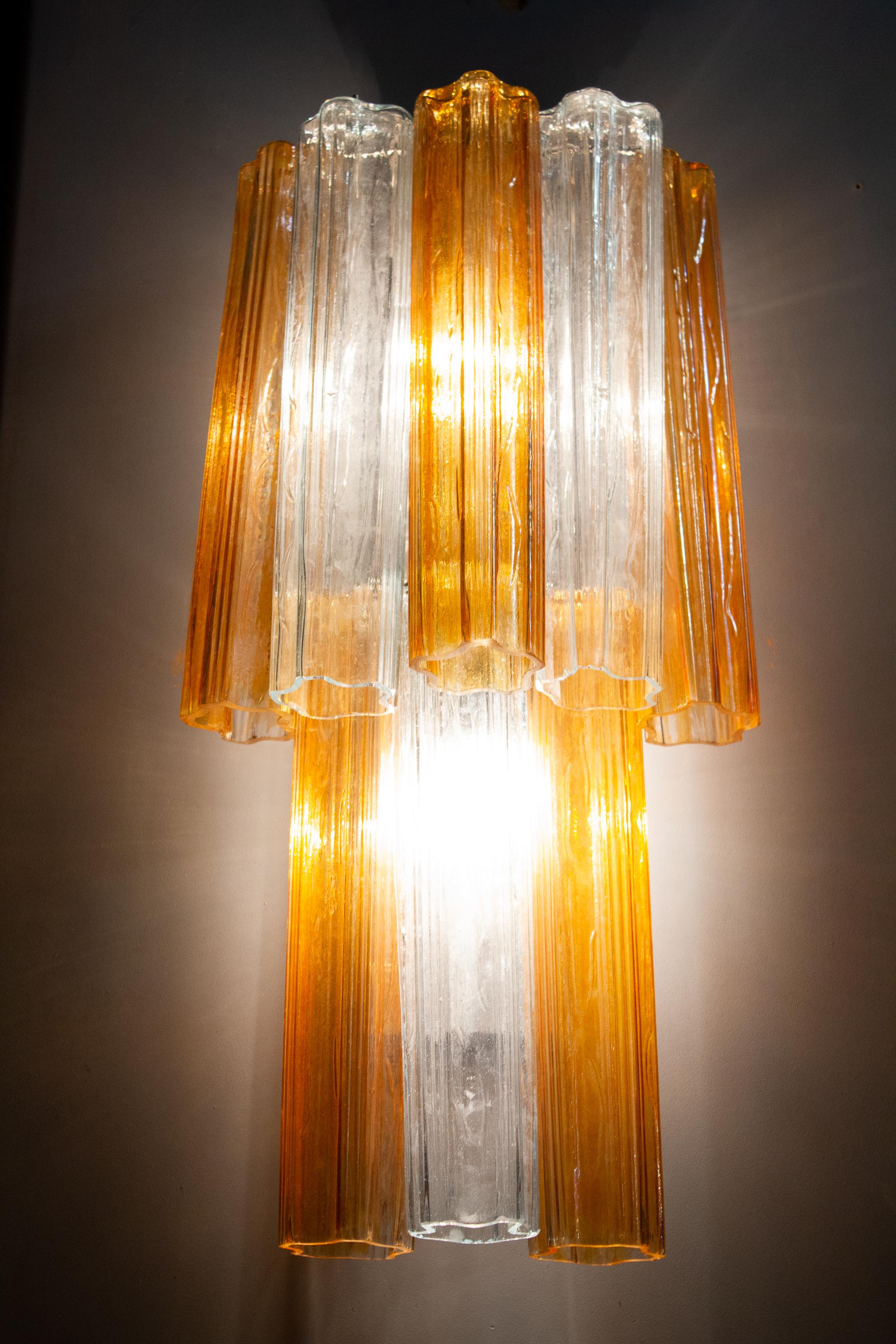 Une paire de scones avec des verres précieux de Murano de couleur claire et ambrée. Chaque applique comprend huit éléments en verre soufflé.
Il y a 14 ampoules. Excellent état vintage, les lunettes sont parfaites.
Disponible en deux paires. et le