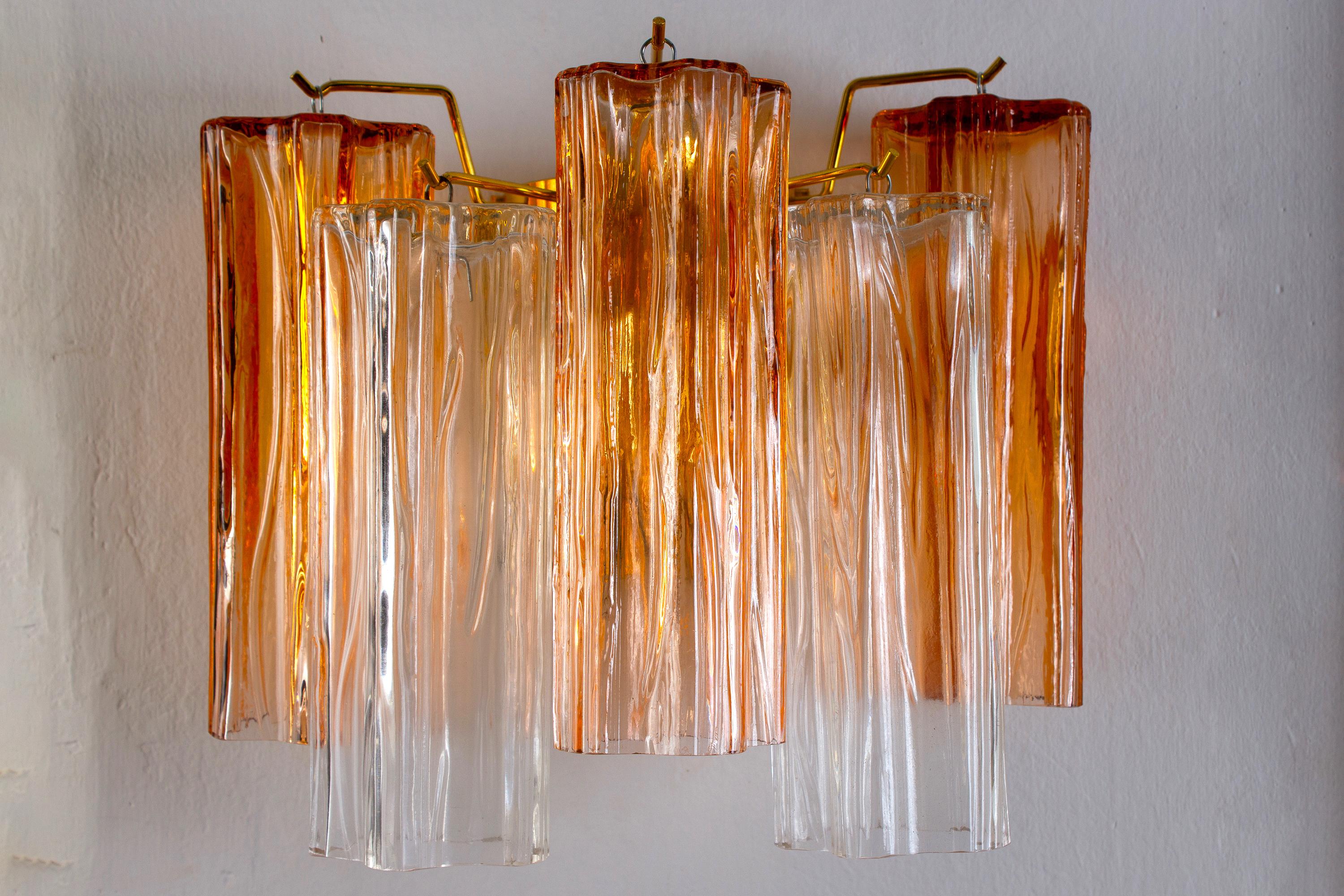 Mid-Century Modern Paire d'appliques en verre de Murano ambré et transparent du milieu du siècle dernier en vente