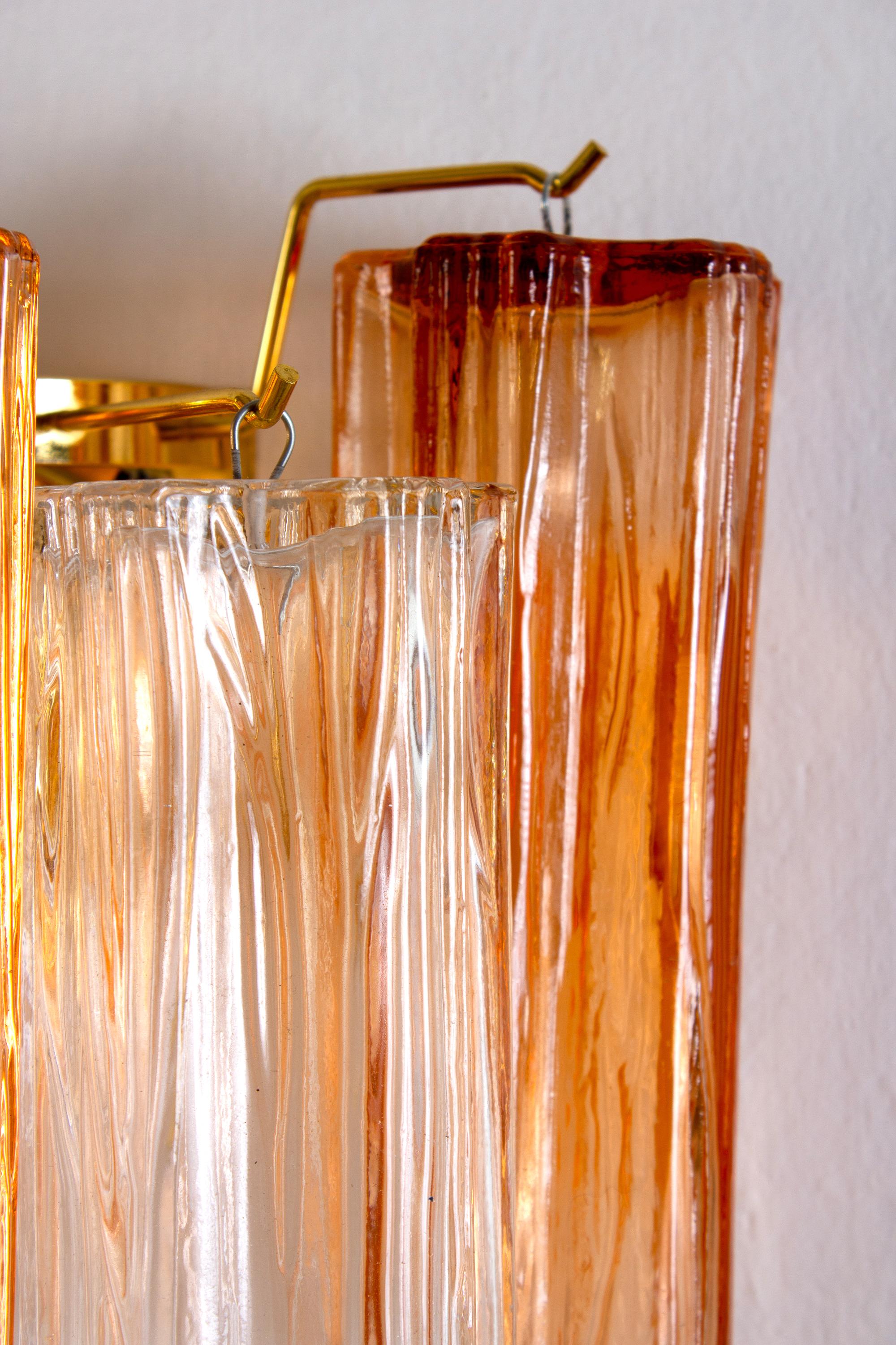 20ième siècle Paire d'appliques en verre de Murano ambré et transparent du milieu du siècle dernier en vente