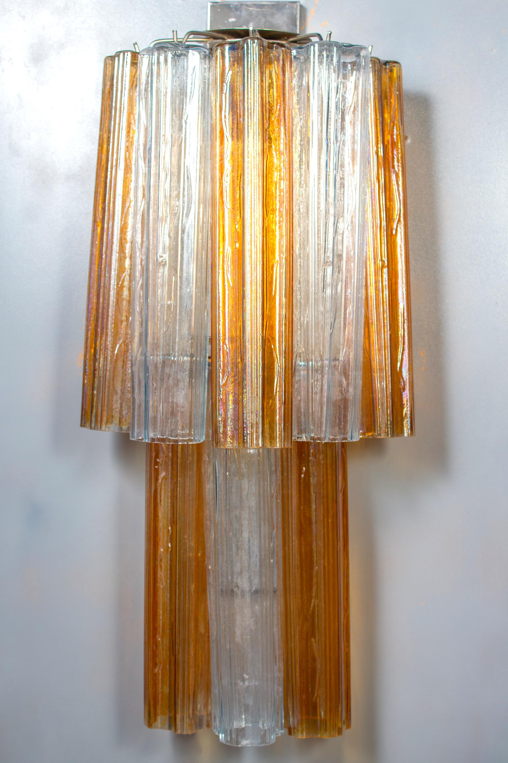 20ième siècle Paire d'appliques en verre de Murano ambré et transparent du milieu du siècle dernier en vente