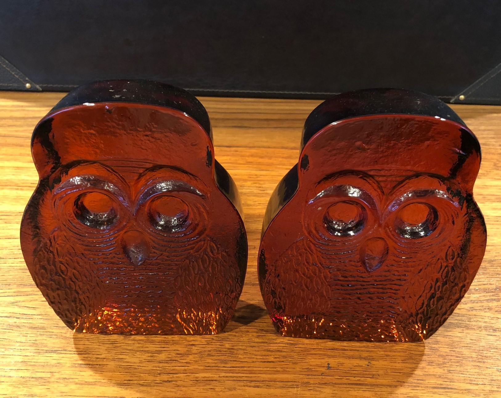 Mid-Century Modern Paire de serre-livres hibou en verre ambré du milieu du siècle par Blenko en vente