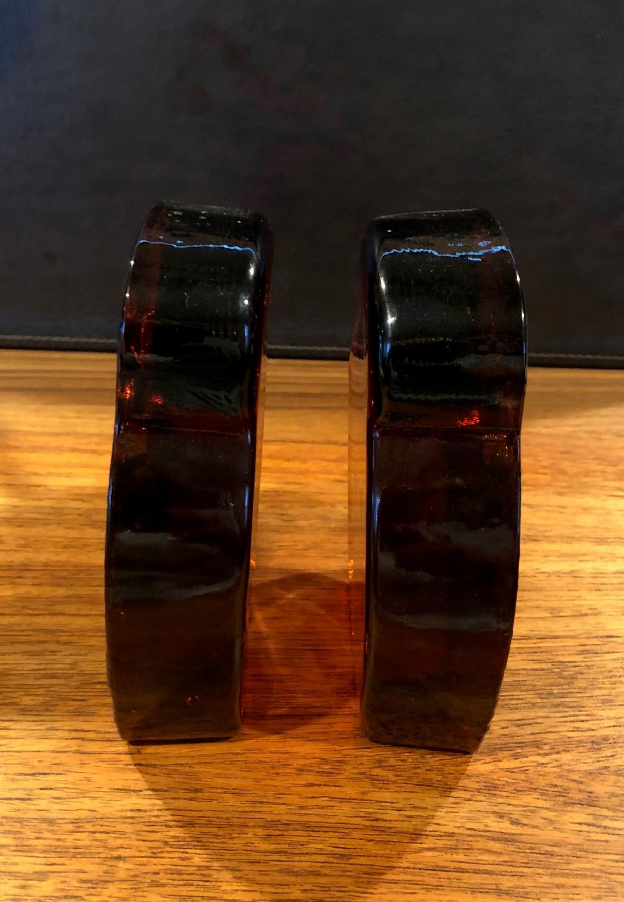 20ième siècle Paire de serre-livres hibou en verre ambré du milieu du siècle par Blenko en vente