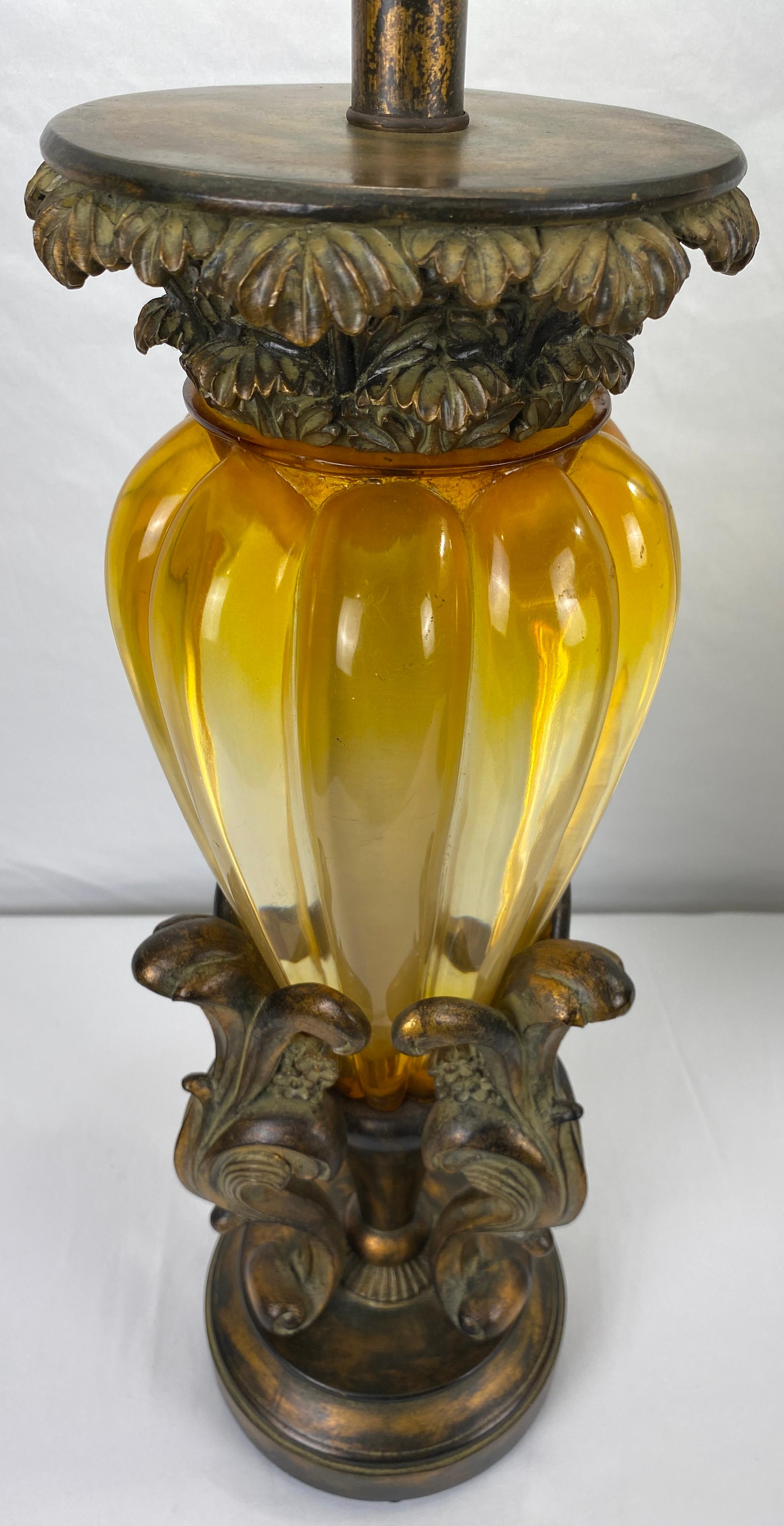 Paar Braunglas-Tischlampen aus der Mitte des Jahrhunderts. Diese klassische Urnenform aus geripptem Braunglas hat einen Sockel und Beschläge aus antikem Messing. Die beiden maßgefertigten beigen Seidenlampenschirme sind im Lieferumfang