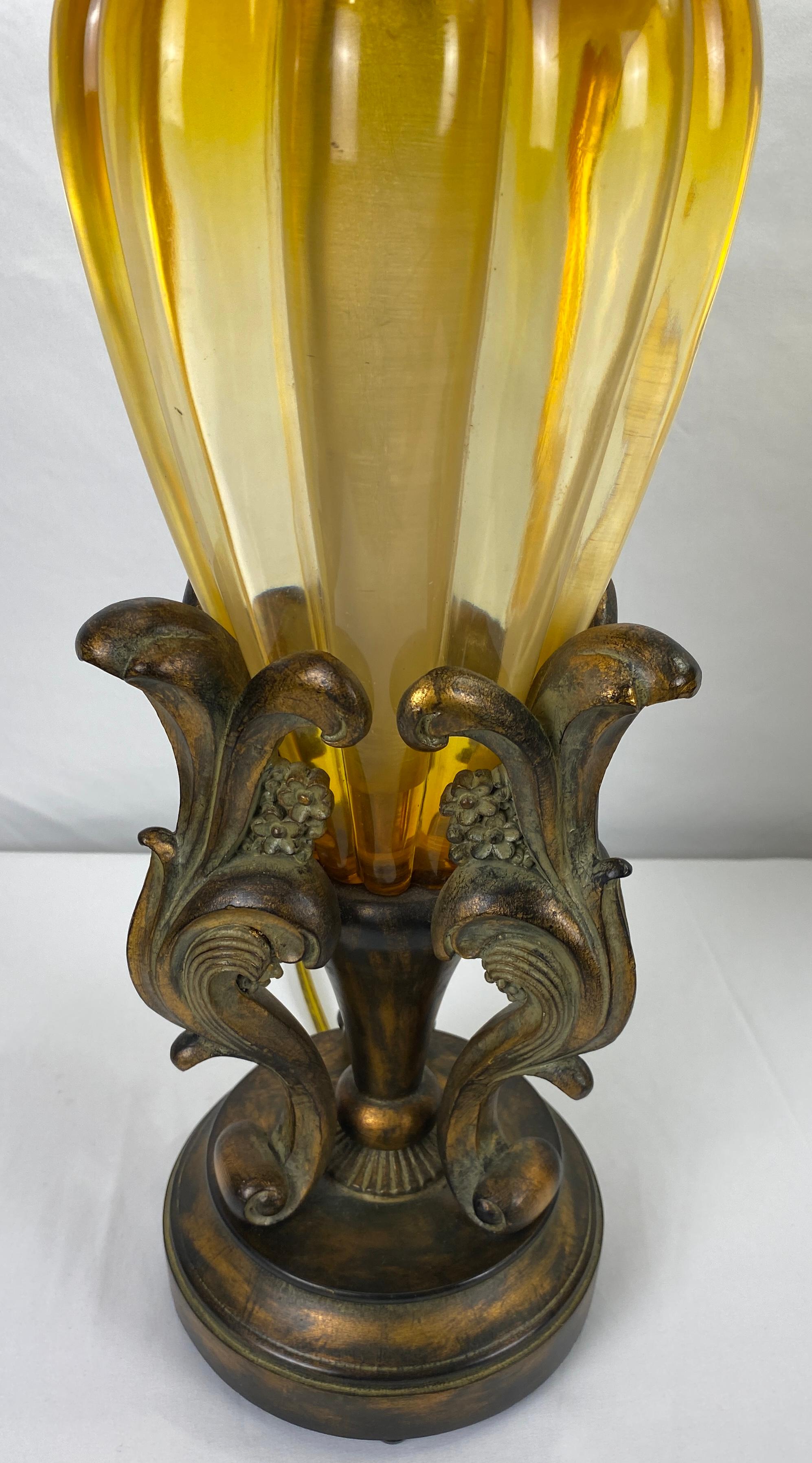 Paar Bernstein-Glas-Tischlampen aus der Mitte des Jahrhunderts mit beigen Seidenschirmen (20. Jahrhundert) im Angebot