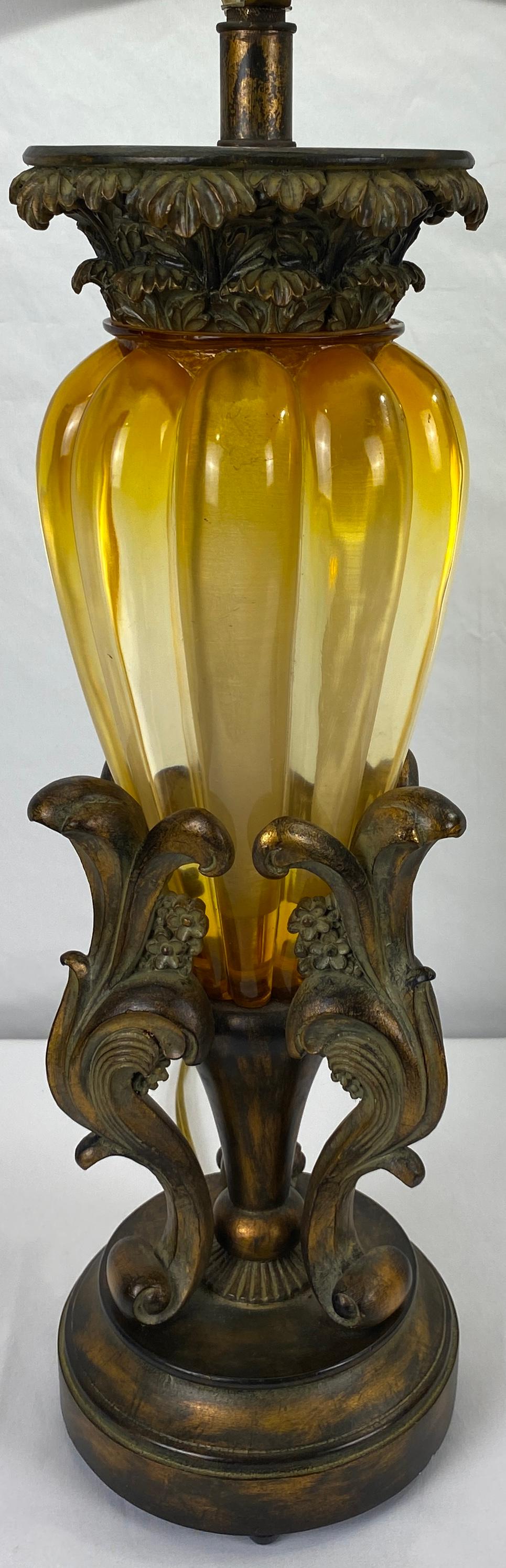 Paar Bernstein-Glas-Tischlampen aus der Mitte des Jahrhunderts mit beigen Seidenschirmen (Messing) im Angebot