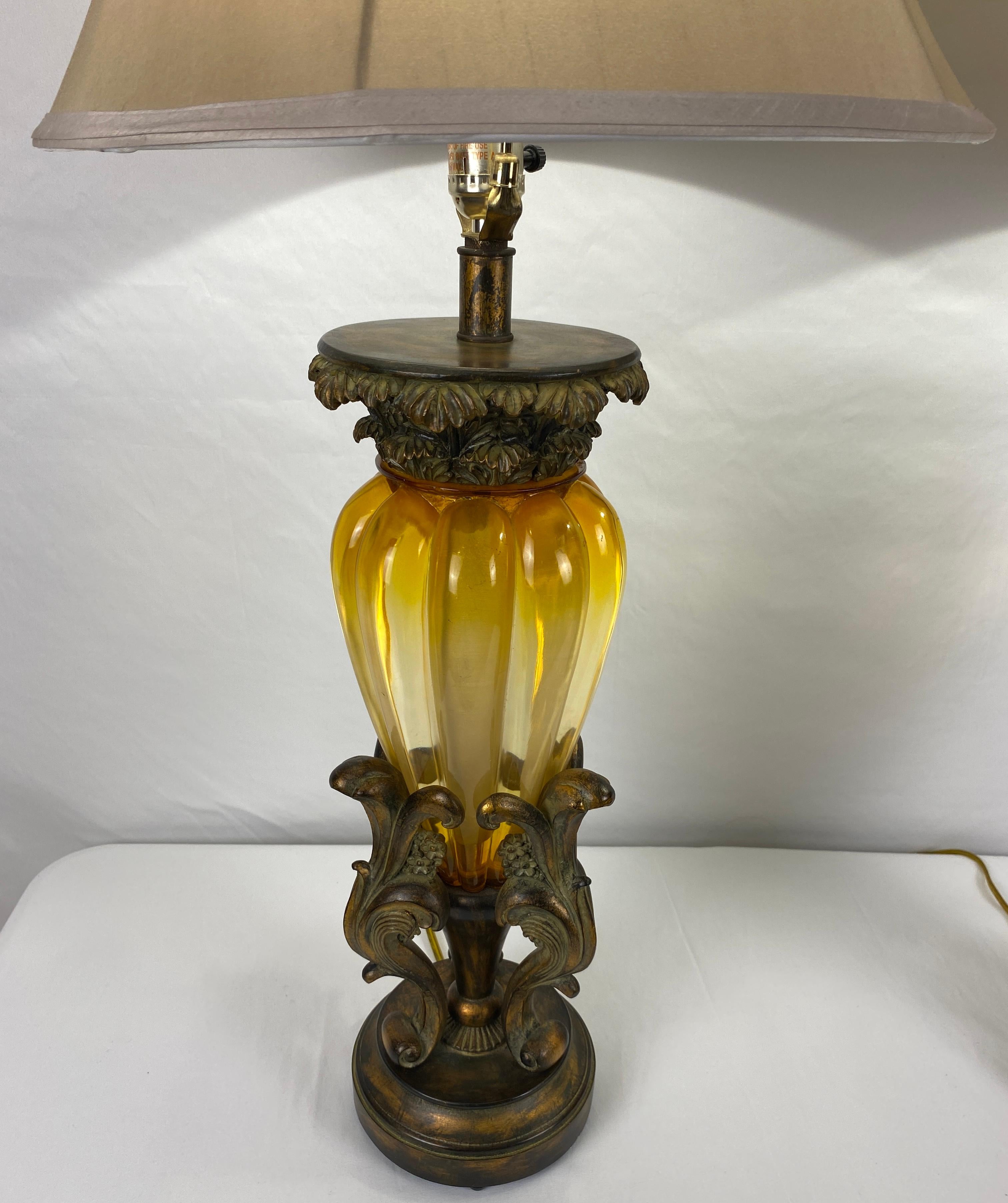 Paar Bernstein-Glas-Tischlampen aus der Mitte des Jahrhunderts mit beigen Seidenschirmen im Angebot 1