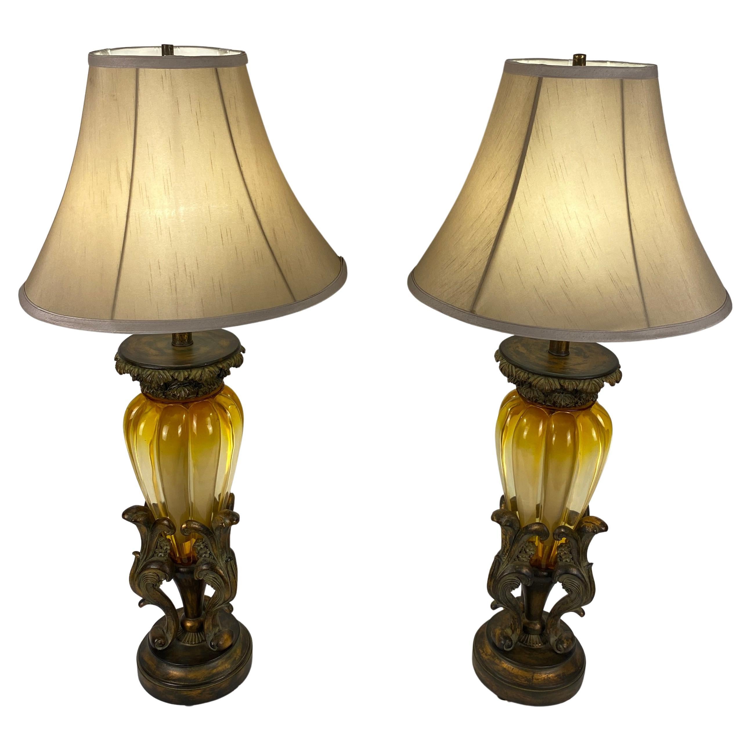 Paar Bernstein-Glas-Tischlampen aus der Mitte des Jahrhunderts mit beigen Seidenschirmen im Angebot
