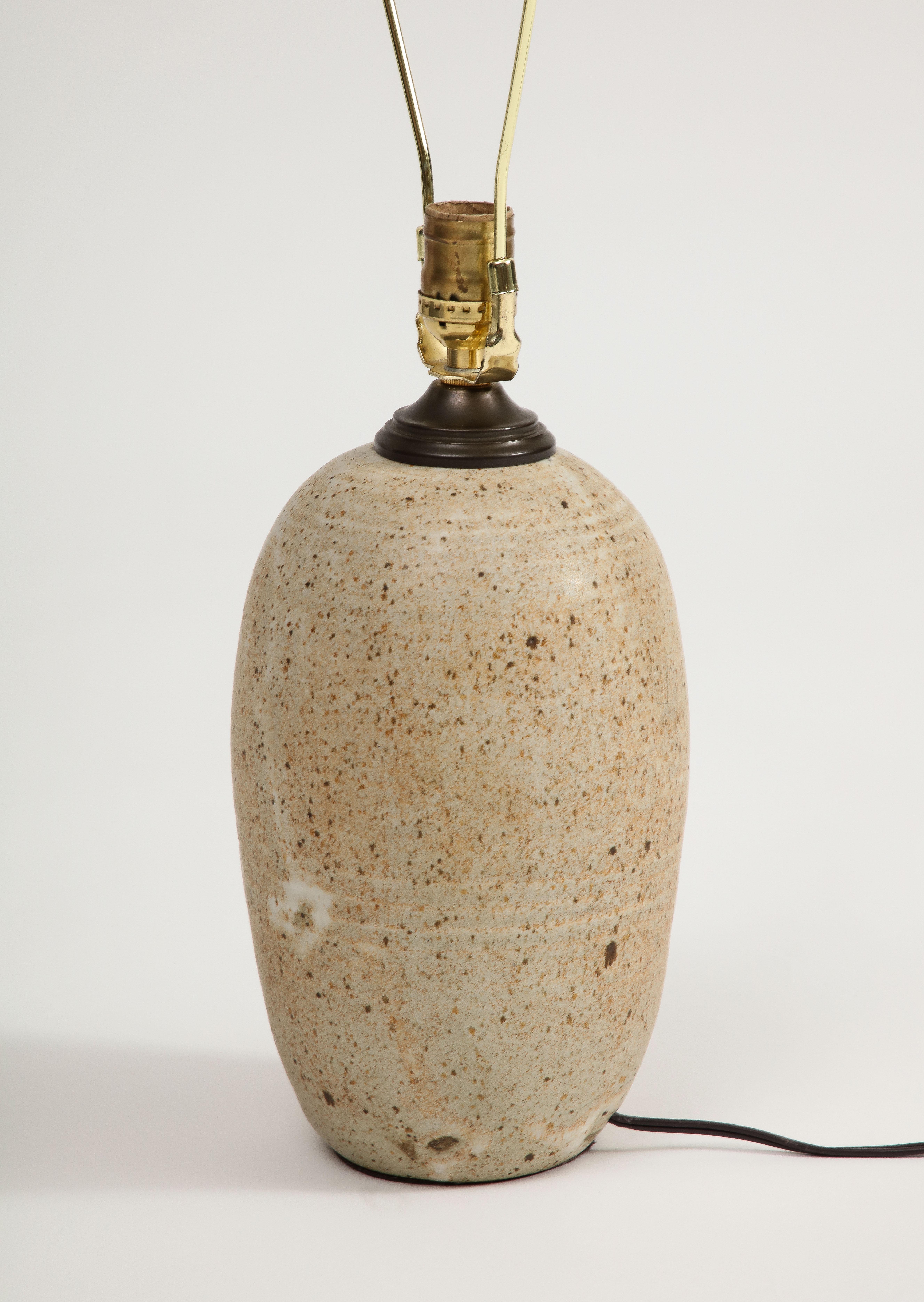 Metà XX secolo Coppia di lampade in ceramica smaltata americane del Medioevo, circa 1960 in vendita