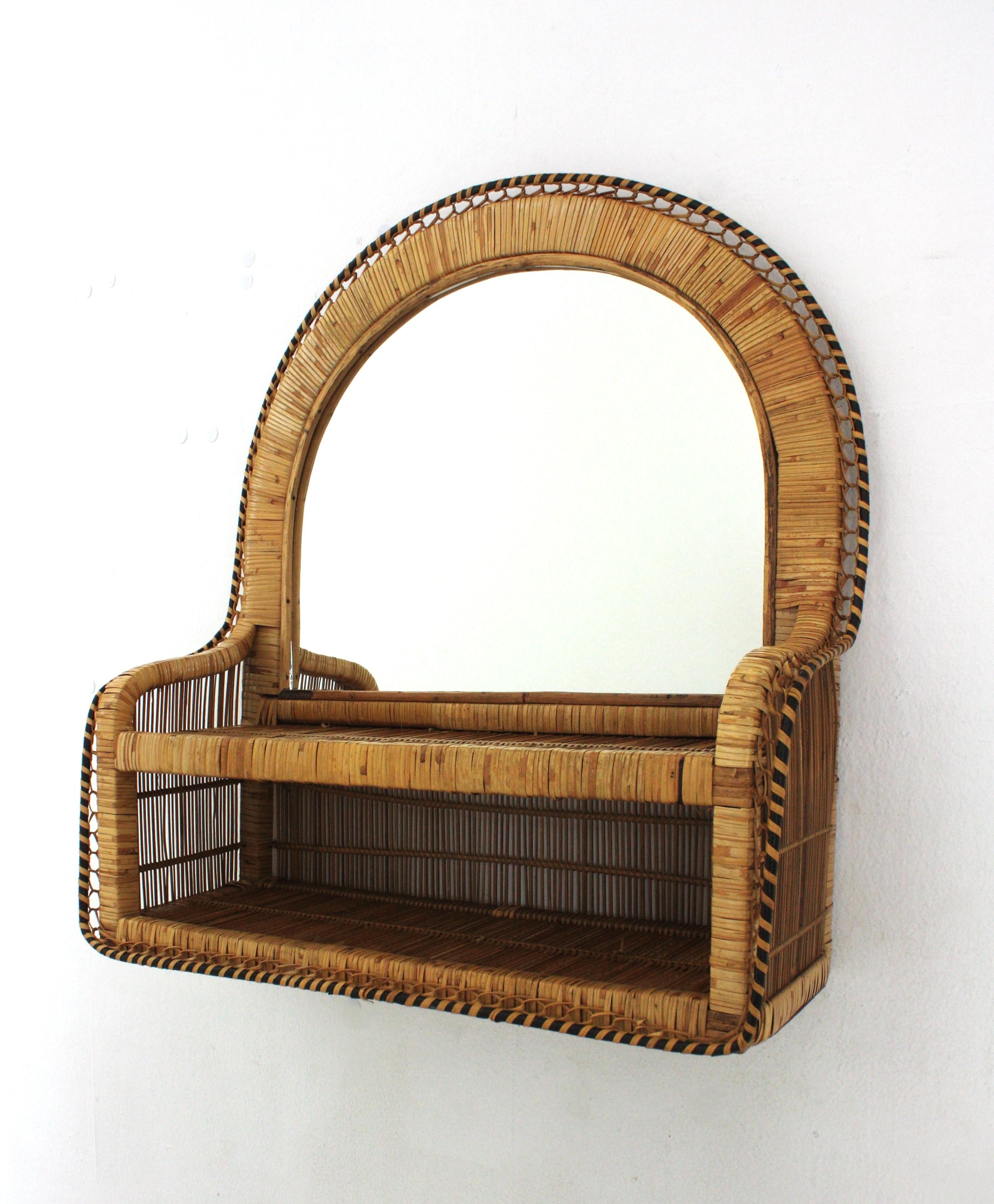 Coppia di specchi ad arco del Medioevo, rattan e vimini intrecciato, Spagna, anni '60 in vendita 2