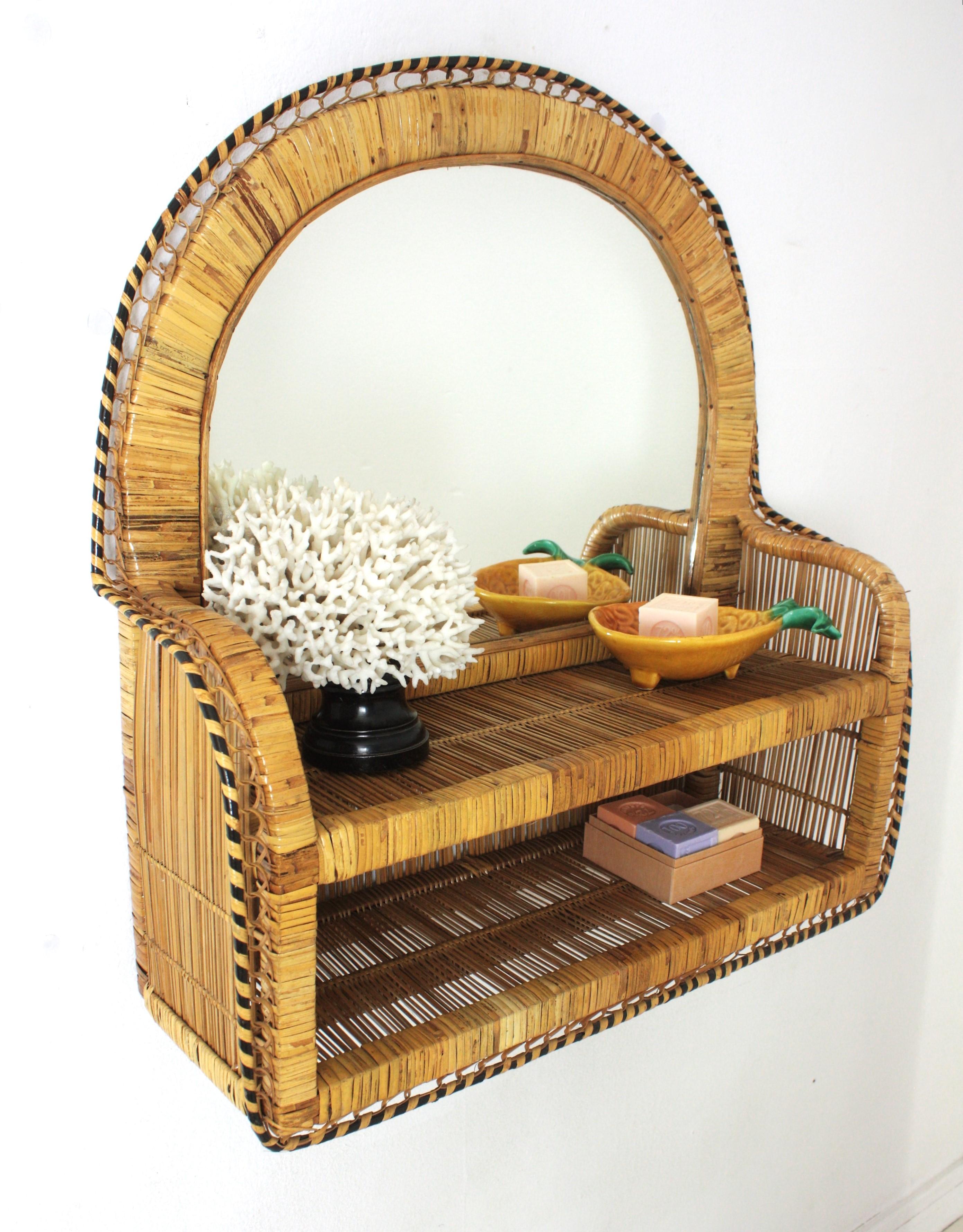 Coppia di specchi ad arco del Medioevo, rattan e vimini intrecciato, Spagna, anni '60 in vendita 4