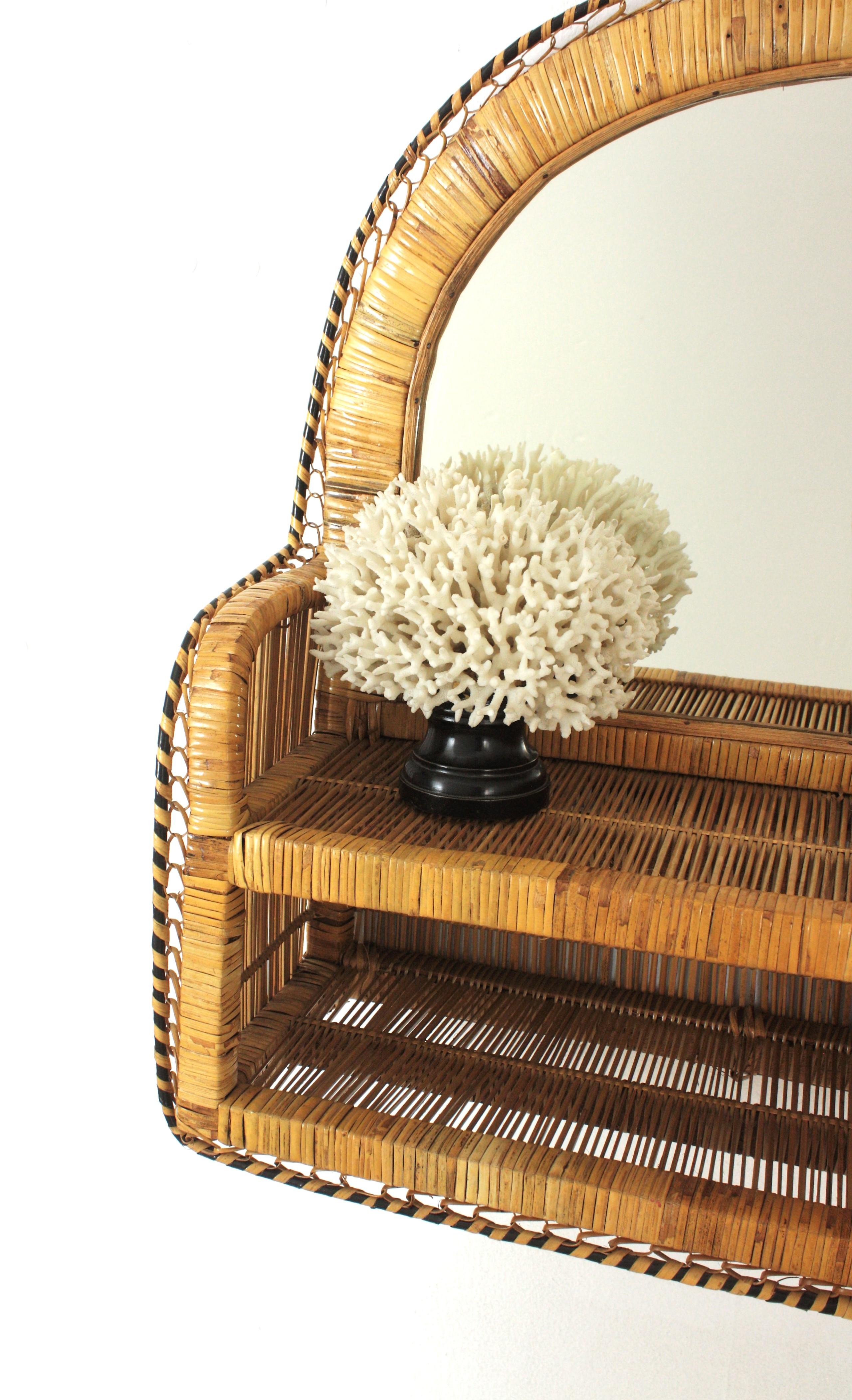 Coppia di specchi ad arco del Medioevo, rattan e vimini intrecciato, Spagna, anni '60 in vendita 6
