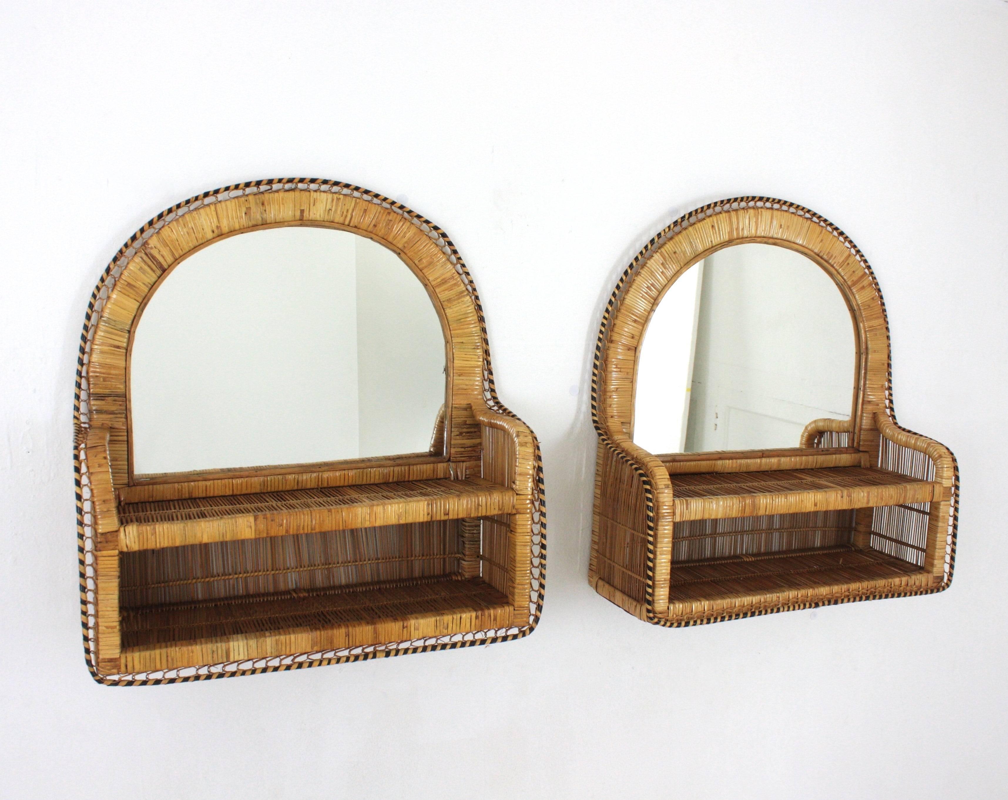 Coppia di specchi da parete intrecciati a mano con ripiano, Rattan, Vimini
Accattivante specchiera spagnola in rattan e vimini bicolore intrecciato a mano nello stile della sedia Emmanuelle peacock. Spagna, anni