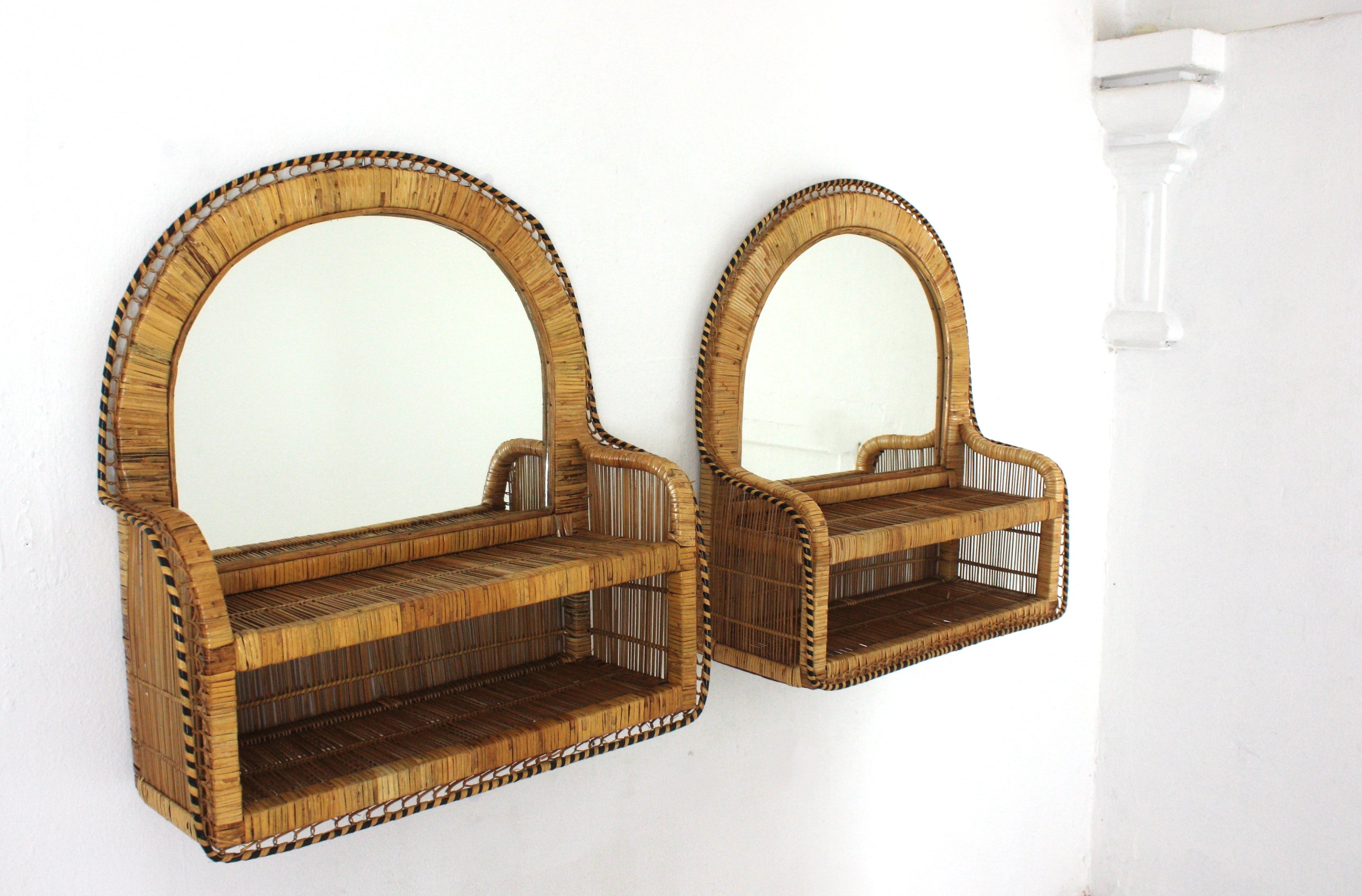 Mid-Century moderno Coppia di specchi ad arco del Medioevo, rattan e vimini intrecciato, Spagna, anni '60 in vendita