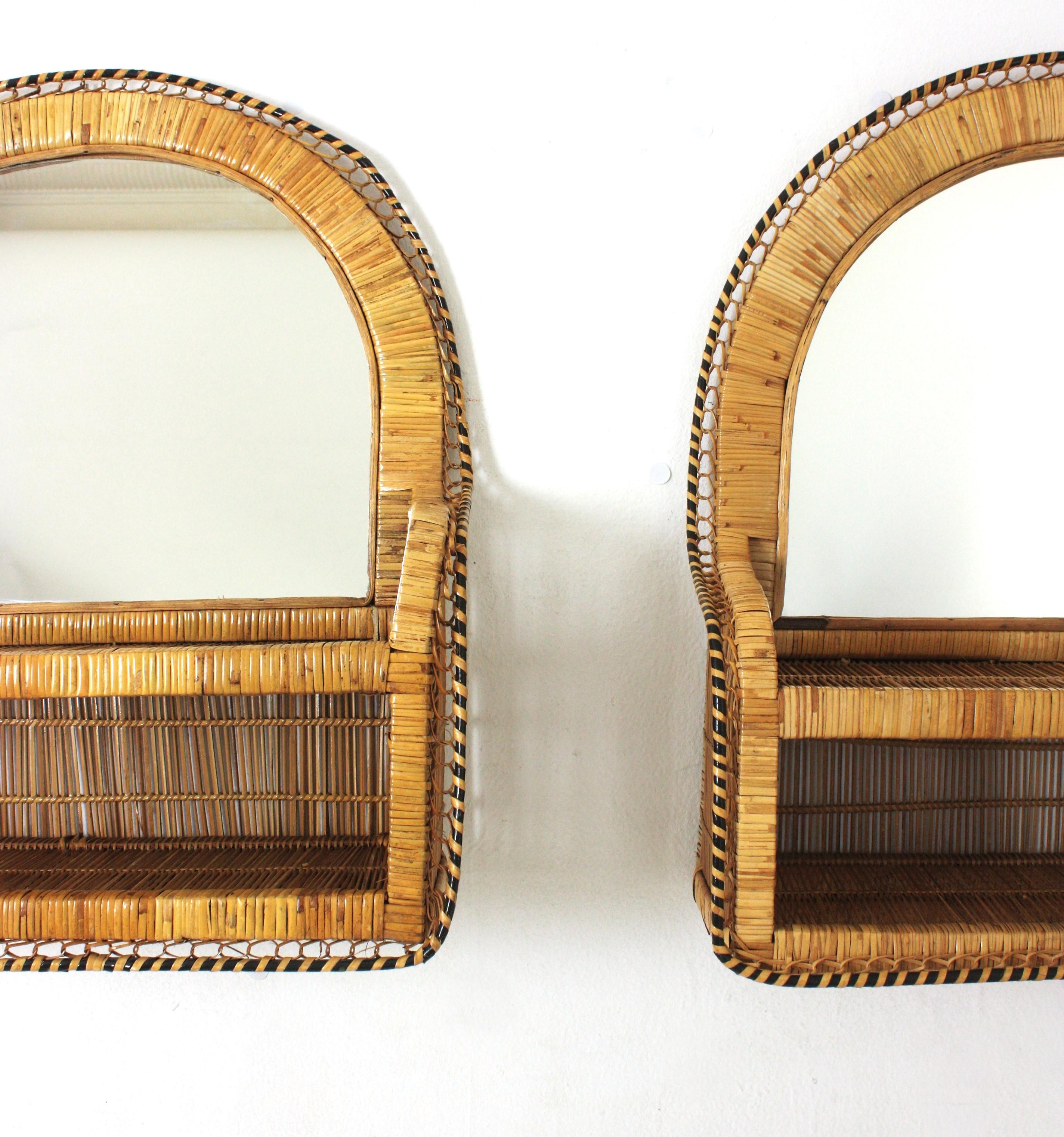 Spagnolo Coppia di specchi ad arco del Medioevo, rattan e vimini intrecciato, Spagna, anni '60 in vendita