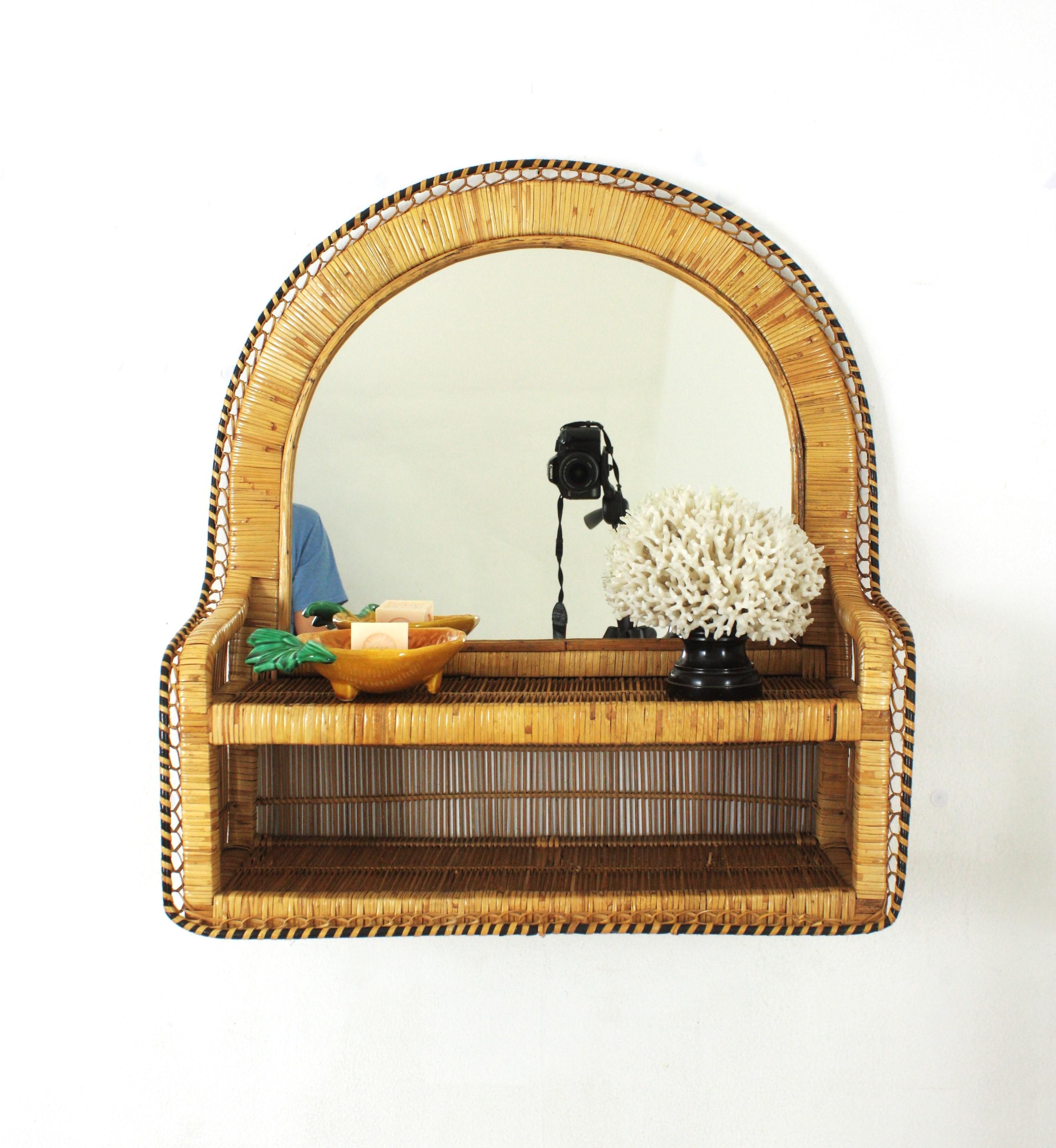 Fatto a mano Coppia di specchi ad arco del Medioevo, rattan e vimini intrecciato, Spagna, anni '60 in vendita