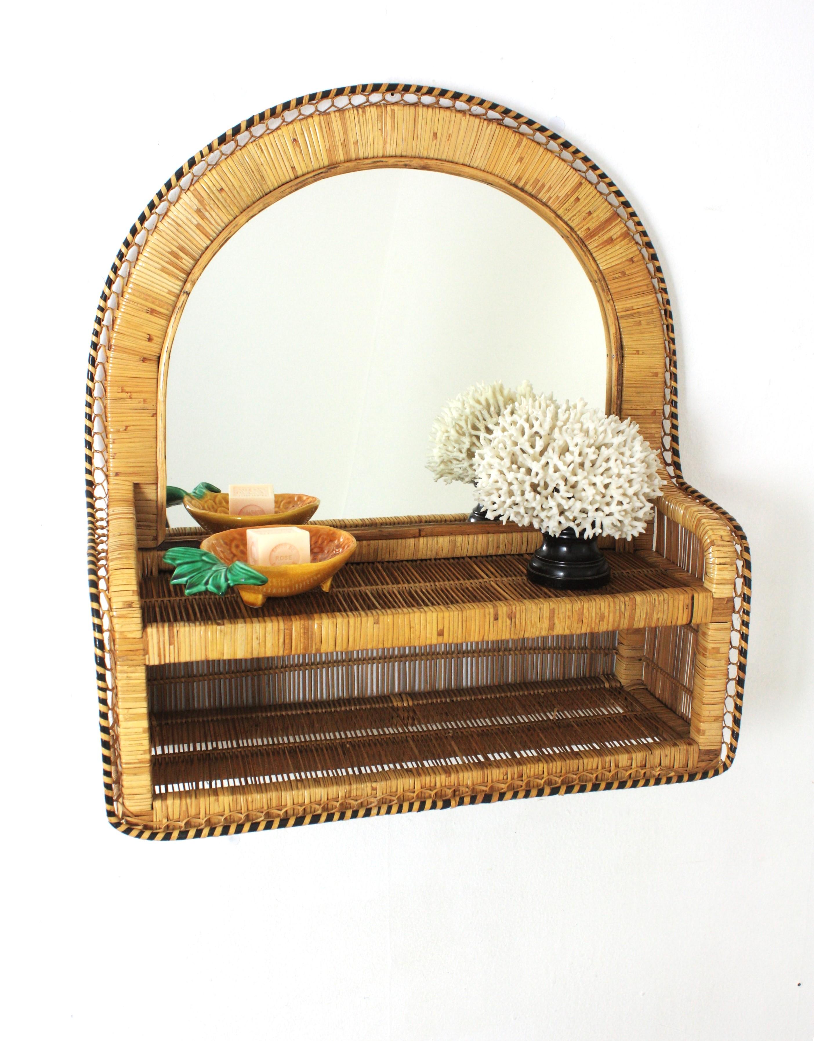 Coppia di specchi ad arco del Medioevo, rattan e vimini intrecciato, Spagna, anni '60 In condizioni buone in vendita a Barcelona, ES