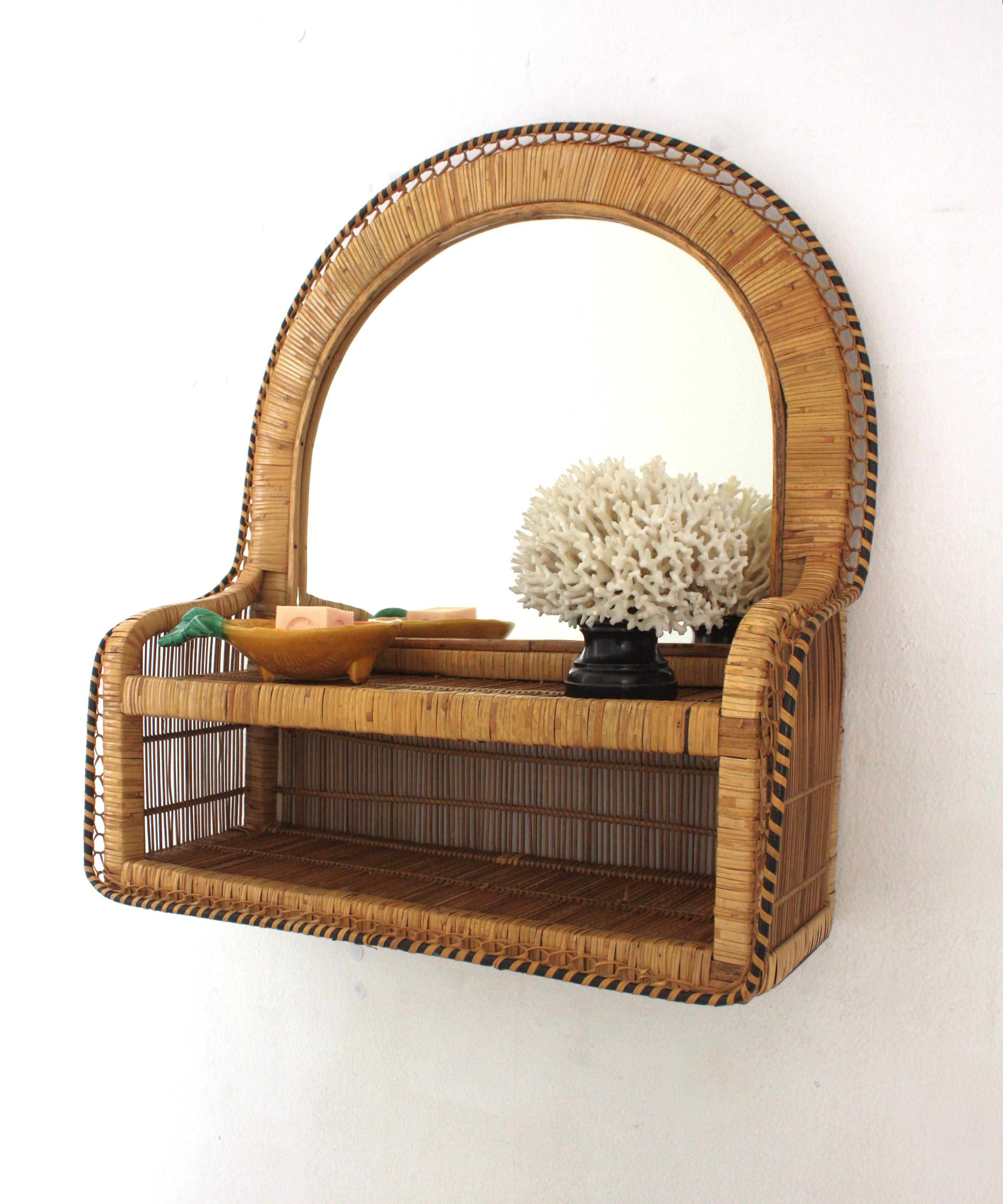 Coppia di specchi ad arco del Medioevo, rattan e vimini intrecciato, Spagna, anni '60 in vendita 1