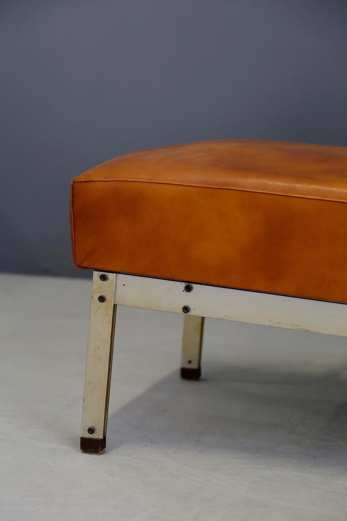 Pair of Midcentury Armchairs Style of Florence Knoll in Leather Brown, 1950 In Good Condition In Milano, IT