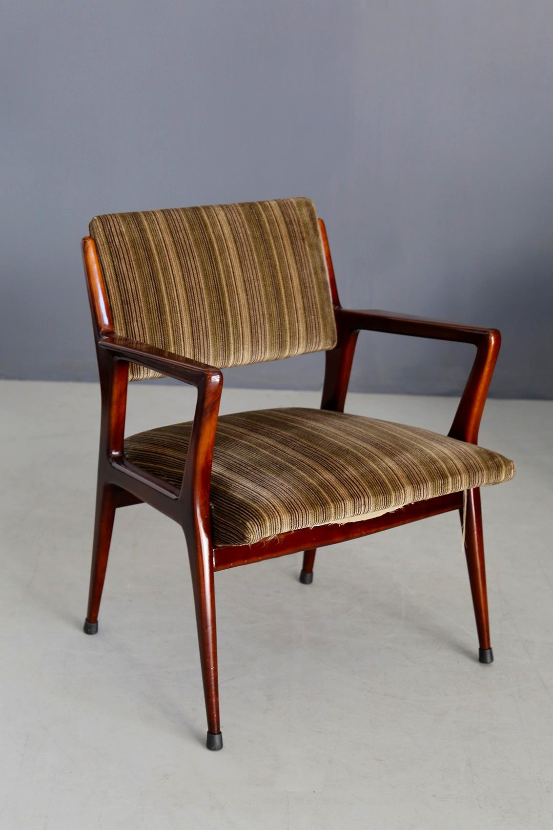 Italian armchair pair Attributed to Gio Ponti in Original Velvet In Excellent Condition For Sale In Milano, IT