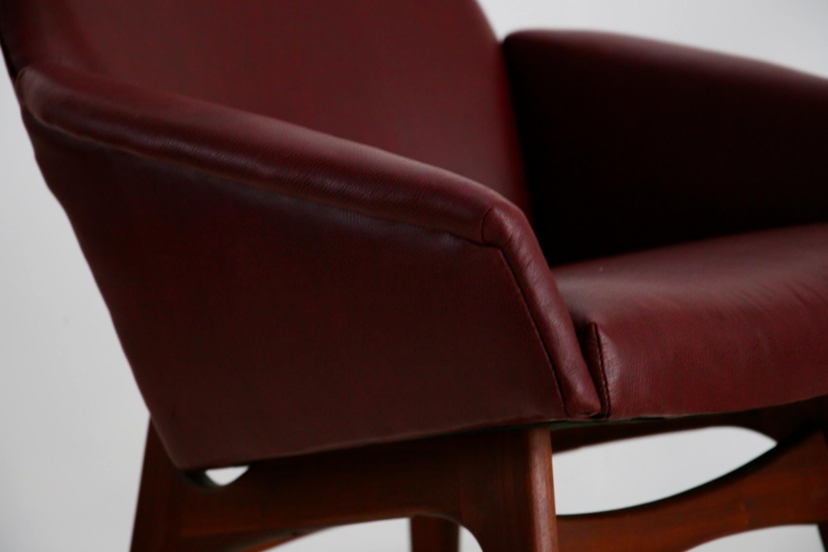 Mid-Century moderno Coppia di poltrone del Medioevo di Adrian Pearsall Model Capitan in pelle, anni '50 in vendita
